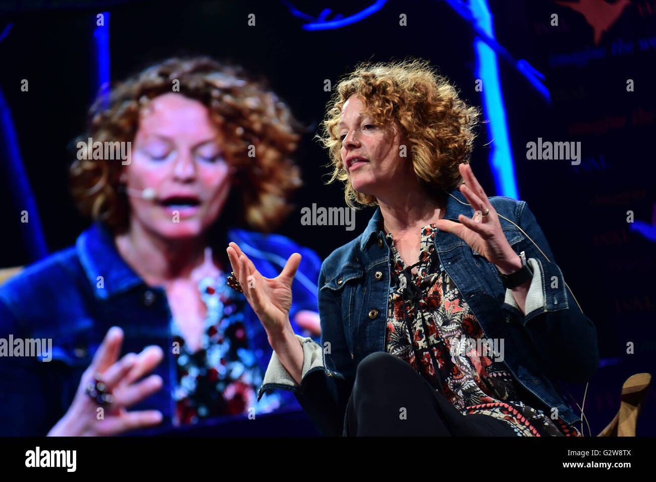 Hay Festival 2016, Hay on Wye, Powys, Wales UK venerdì Giugno 03 2016 Wildlife emittente KATE umile parlando lo straordinario rapporto tra gli esseri umani e cani al 2016 Hay Festival della letteratura e delle arti per dieci giorni verso la fine di maggio e inizio giugno la piccola città di Hay on Wye sul confine Wales-England diventa il "Woodstock della mente", e attrae alcuni dei migliori scrittori, scrittori e poeti Photo credit: keith morris/Alamy Live News Foto Stock