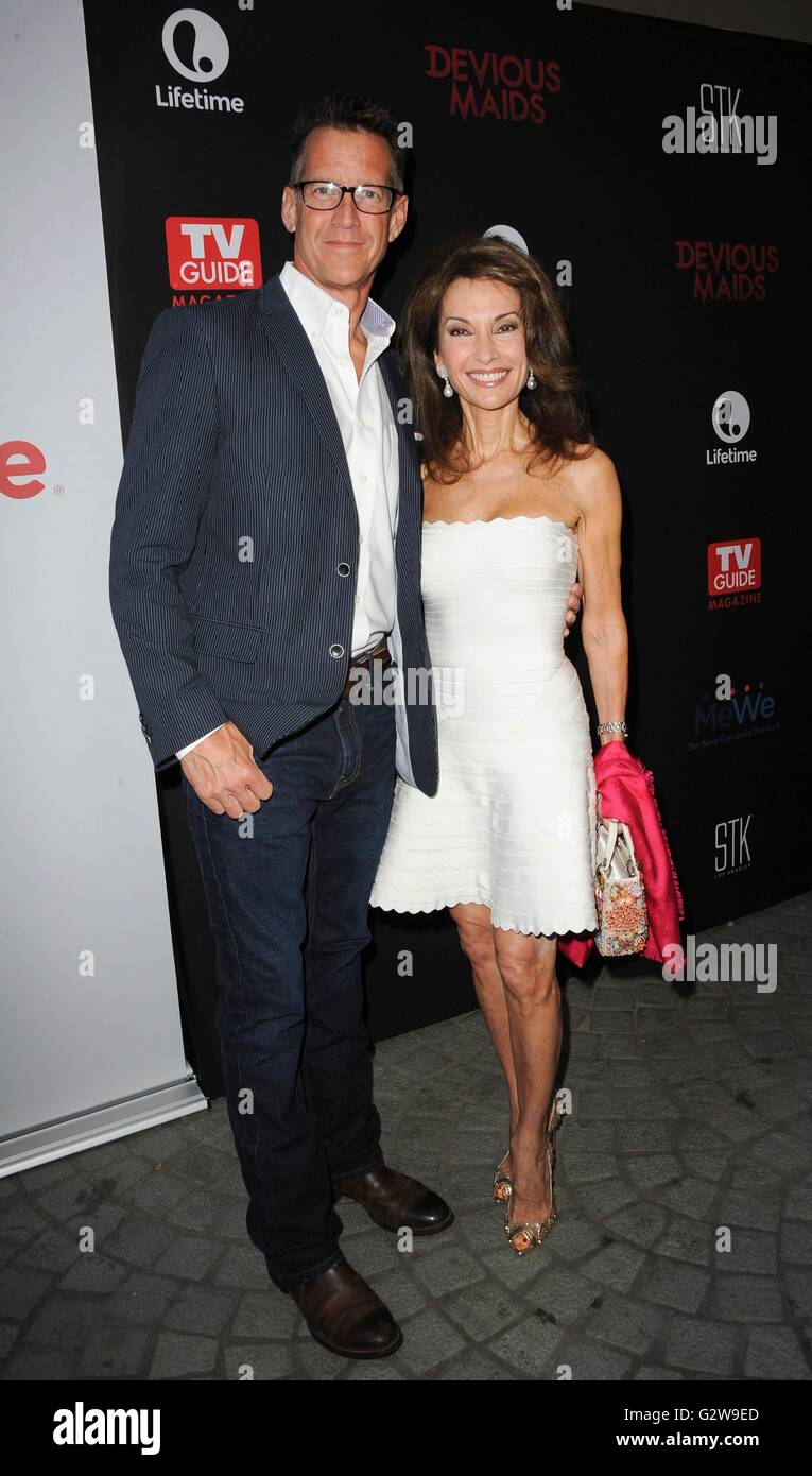 Los Angeles, CA, Stati Uniti d'America. 2 Giugno, 2016. James Denton, Susan Lucci presso gli arrivi per subdolo cameriere stagione quattro Premiere, STK Los Angeles al W Hotel West Beverly Hills, Los Angeles, CA 2 Giugno 2016. © Elizabeth Goodenough/Everett raccolta/Alamy Live News Foto Stock