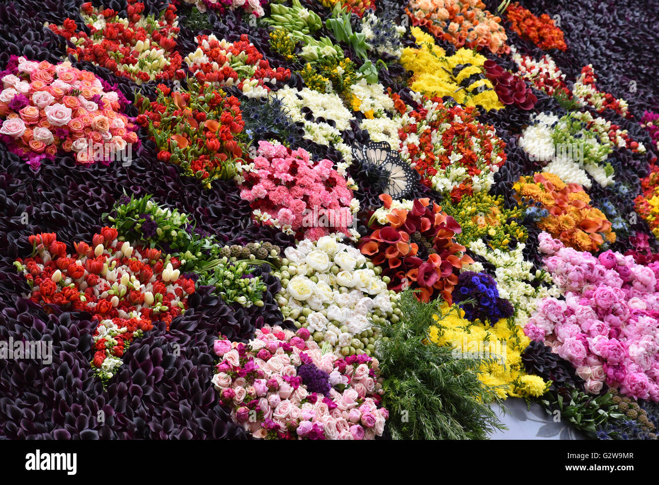 Trafalgar Square, Londra, Regno Unito. Il 3 giugno 2016. Ricreazione gigante del Dutch Flower pittura: una natura morta di fiori in un vaso Wan-Li Foto Stock