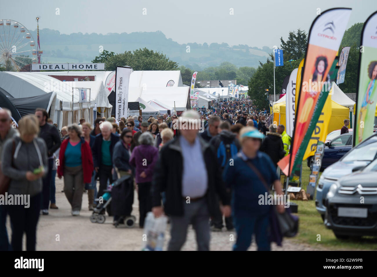 Shepton Mallet, Regno Unito. 3 giugno 2016. Folle che approfittano del tempo al Bath and West Show 2016 senza distensione sociale. James Thomas/Alamy Live News Foto Stock