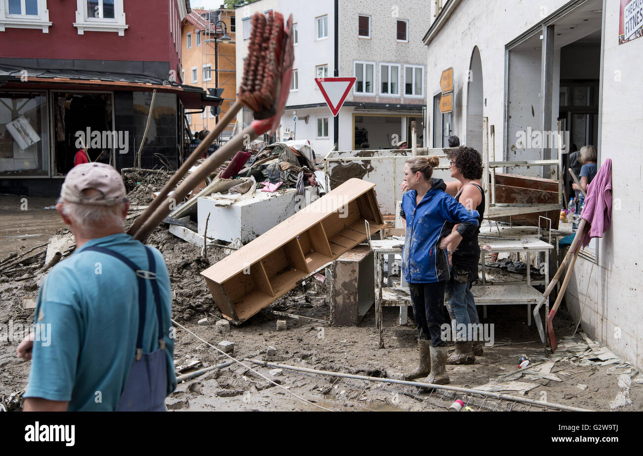 Bavarese, Germania, 03 Giugno, 2016. I residenti e i soccorritori a piedi attraverso strade disseminato di detriti e fango nel centro della città di Simbach am Inn, Germania, 03 giugno 2016. Almeno sei persone sono morti in basso regione bavarese a causa delle inondazioni. Foto: SVEN HOPPE/dpa Credito: dpa picture alliance/Alamy Live News Foto Stock