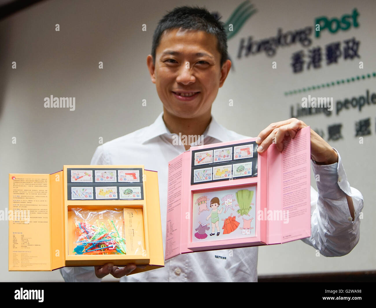 Hong Kong. Il 3 giugno, 2016. Un membro del personale mostra 'giocattoli di Hong Kong negli anni Quaranta a sessanta Presentation Pack' di Hong Kong, Cina del sud. Hong Kong Post emetterà una serie di francobolli e presentation pack in tema di sei classici giocattoli di Hong Kong da 1940 a 1960s l 8 giugno. © Ng Wing Kin/Xinhua/Alamy Live News Foto Stock Hong Kong. Il 3 giugno, 2016. Un membro del personale mostra 'giocattoli di Hong Kong negli anni Quaranta a sessanta Presentation Pack' di Hong Kong, Cina del sud. Hong Kong Post emetterà una serie di francobolli e presentation pack in tema di sei classici giocattoli di Hong Kong da 1940 a 1960s l 8 giugno. © Ng Wing Kin/Xinhua/Alamy Live News Foto Stock