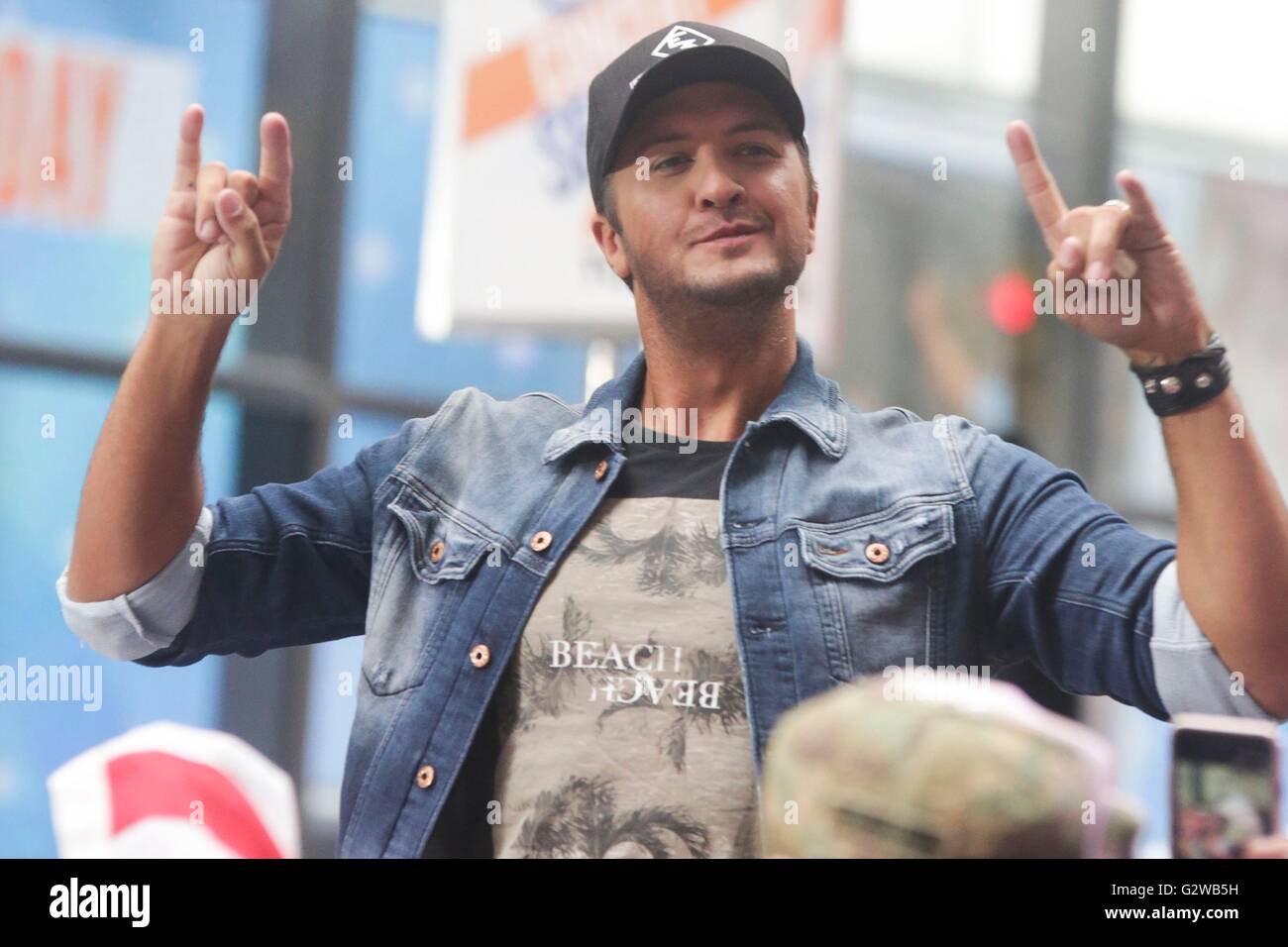 New York, NY, STATI UNITI D'AMERICA. Il 3 giugno, 2016. Luke Bryan sul palco per la NBC Today Show Concerto con Luca BRYAN, Rockefeller Plaza di New York, NY, 3 giugno 2016. Credito: Achim Harding/Everett raccolta/Alamy Live News Foto Stock