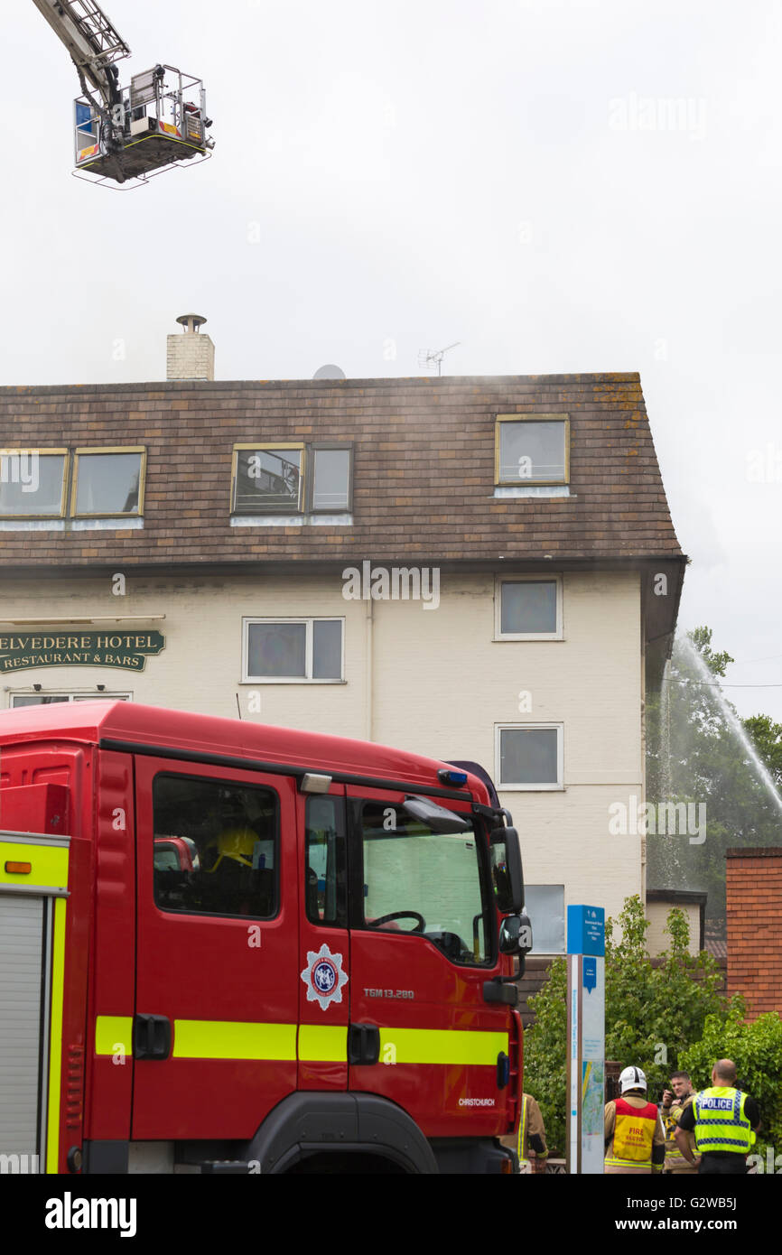 Bournemouth, Dorset UK 3 giugno 2016. I vigili del fuoco mettono fuori fuoco al vecchio Belvedere Hotel, Bath Road, Bournemouth e controllano se ci sono traversine ruvide all'interno. Credit: Carolyn Jenkins/Alamy Live News Foto Stock