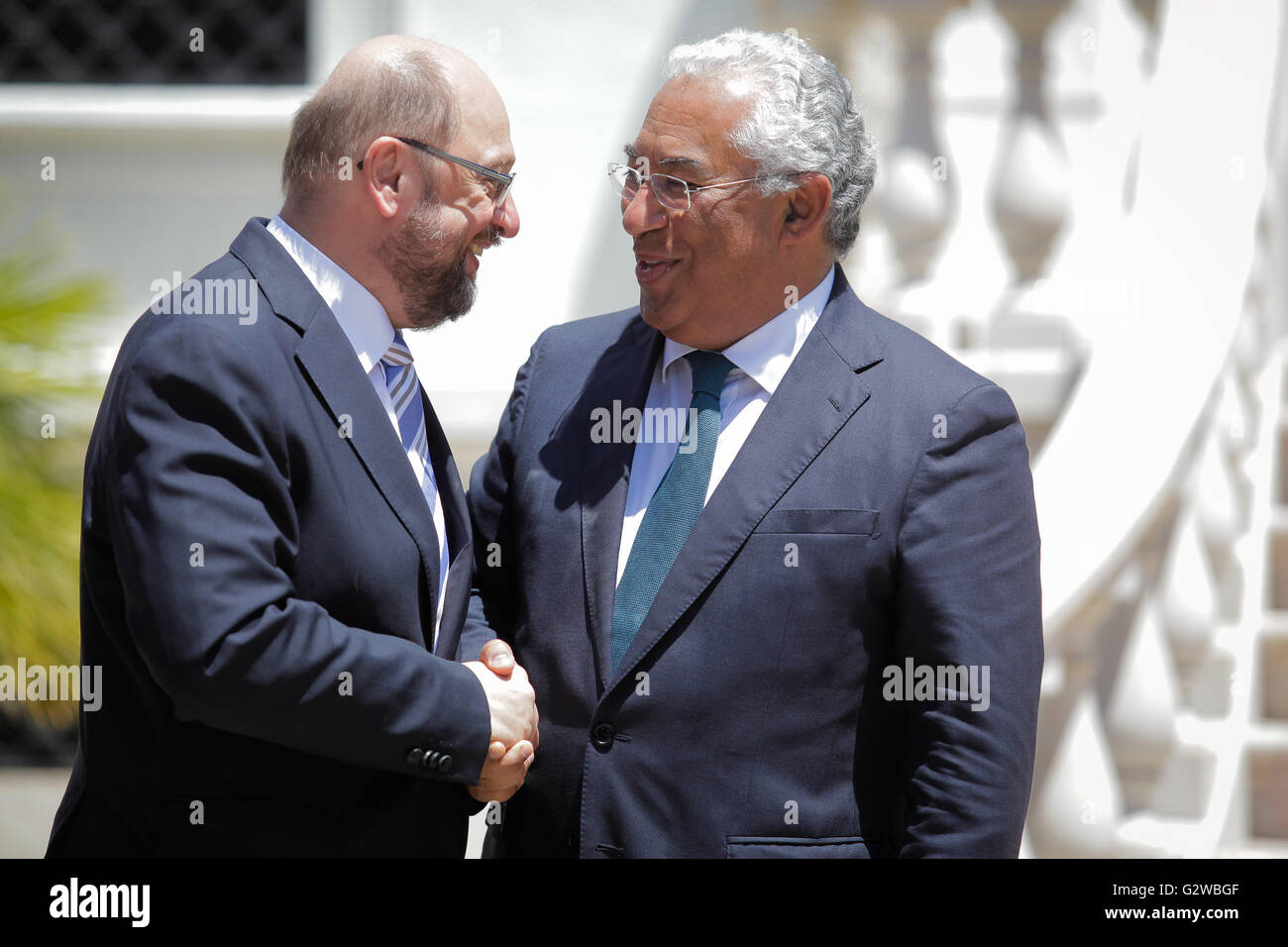 Lisbona, Portogallo, 3 giugno, 2016. Il Presidente del Parlamento europeo Martin Schulz scuote le mani con il Primo Ministro portoghese ha Antonio Costa a Sao Bento Palace. Credito: Helena Poncini/Alamy Live News. Foto Stock