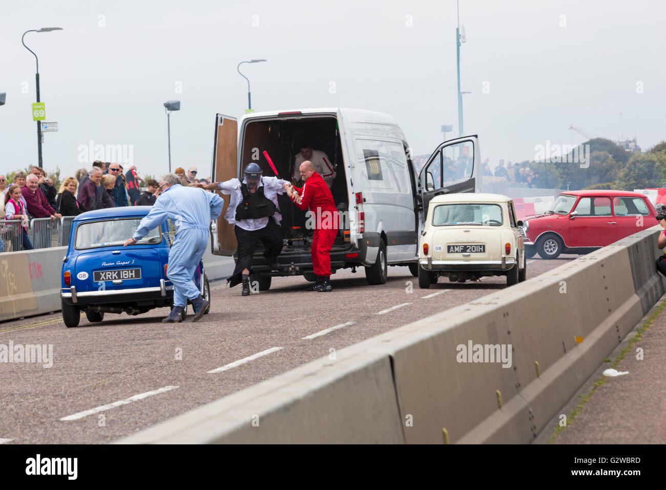 Bournemouth Dorset UK 3 Giugno 2016. Il primo giorno del Bournemouth ruote Festival. Il job italiano avviene in Bournemouth come Paolo Swift stuntman e amici effettuare la rapina di audaci nelle loro rosso, blu e bianco minis. Credito: Carolyn Jenkins/Alamy Live News Foto Stock