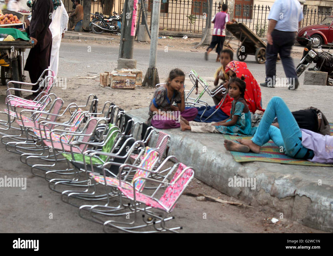 Una povera famiglia nomade vive sul sentiero e guadagnare il sostentamento mediante la vendita di sedie per bambini, a Burns Road a Karachi il Venerdì, Giugno 03, 2016. Venerdì il Ministro delle finanze Ishaq Dar presentato proposte di bilancio per l'esercizio finanziario 2016-17 prima dell'Assemblea nazionale che non mostra alcun rilievo per il medio e inferiore di persone di classe. Foto Stock