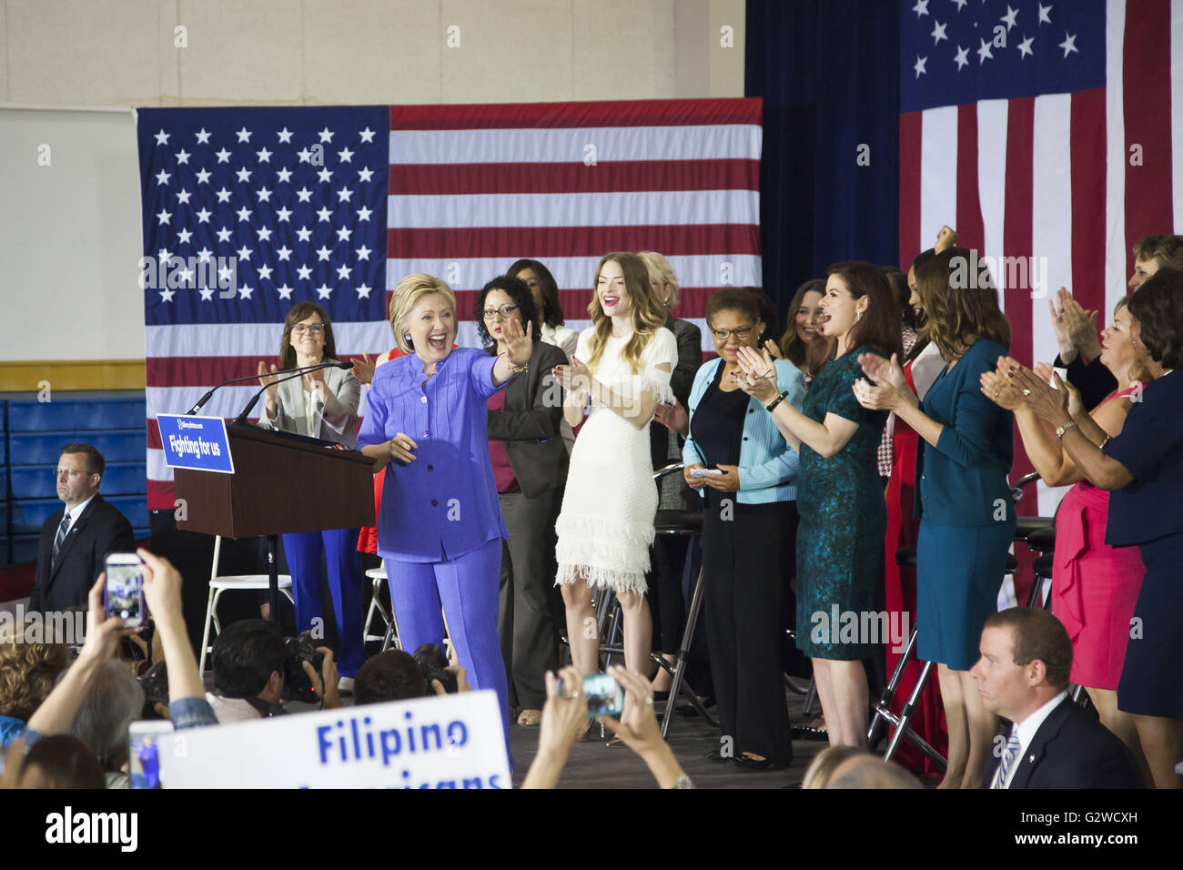 Los Angeles, California, USA. Il 3 giugno, 2016. 2016 candidato presidenziale democratico HILLARY CLINTON parla ai tifosi di West LA College di Los Angeles. Il California primario è prevista per il mese di giugno 7th. Credito: Mariel Calloway/ZUMA filo/Alamy Live News Foto Stock