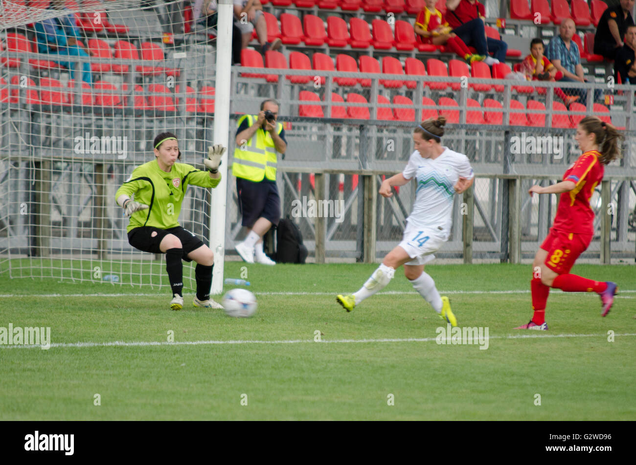 Stadio: FFM Training Center, Skopje, R. Macedonia. 03 Giugno 2016 17:30 CET. Macedonia vs Slovenia femminile UEFA EURO 2017 qualifica. (1) (MK) Olgica Arsova (14) (SL) Špela Kolbl (8) (MK) Shkjipe Bojku. Qualifiche - Seconda fase - Gruppo 1. La partita si è conclusa 0 : 9 Credito: Dragan Ristovski/Alamy Live News. Foto Stock