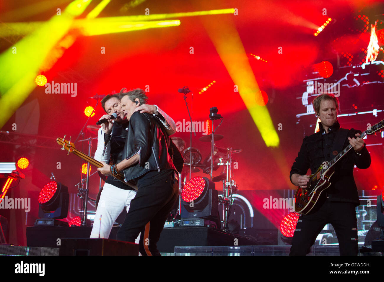 Eden Project. La Cornovaglia. Regno Unito. Il 3 giugno 2016. BBC Music giorno Ambasciatori e leggende della musica Duran Duran ha messo in evidenza la finale della BBC Music giorno all'Eden Project. Essi sono stati uniti da ospiti speciali Nile Rodgers, Izzy Bizu e Laura Mvula. Duran Duran è esploso su degli anni ottanta la scena musicale con una stringa di hits tra cui le ragazze su pellicola, Rio, c'è qualcosa che io debba sapere?, La Reflex e Wild Boys. Tutti i membri originali - Simon Le Bon (lead vocals), Nick Rhodes (tastiera), John Taylor (bass) e il batterista Roger Taylor - sono ancora nella banda. Credito: Simon Maycock/Alamy Live News Foto Stock