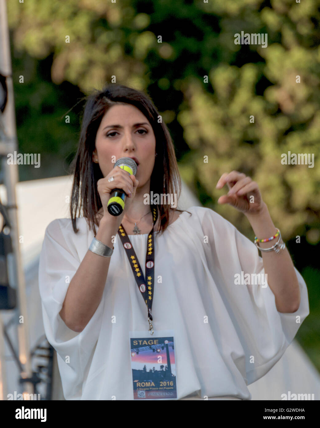 Roma, Italia. 03 Giugno, 2016. Il candidato per il sindaco di Roma Virginia raggi di 5 stelle movimento sul palco di Piazza del Popolo per il rally finale della campagna di credito: Patrizia Cortellessa/Alamy Live News Foto Stock