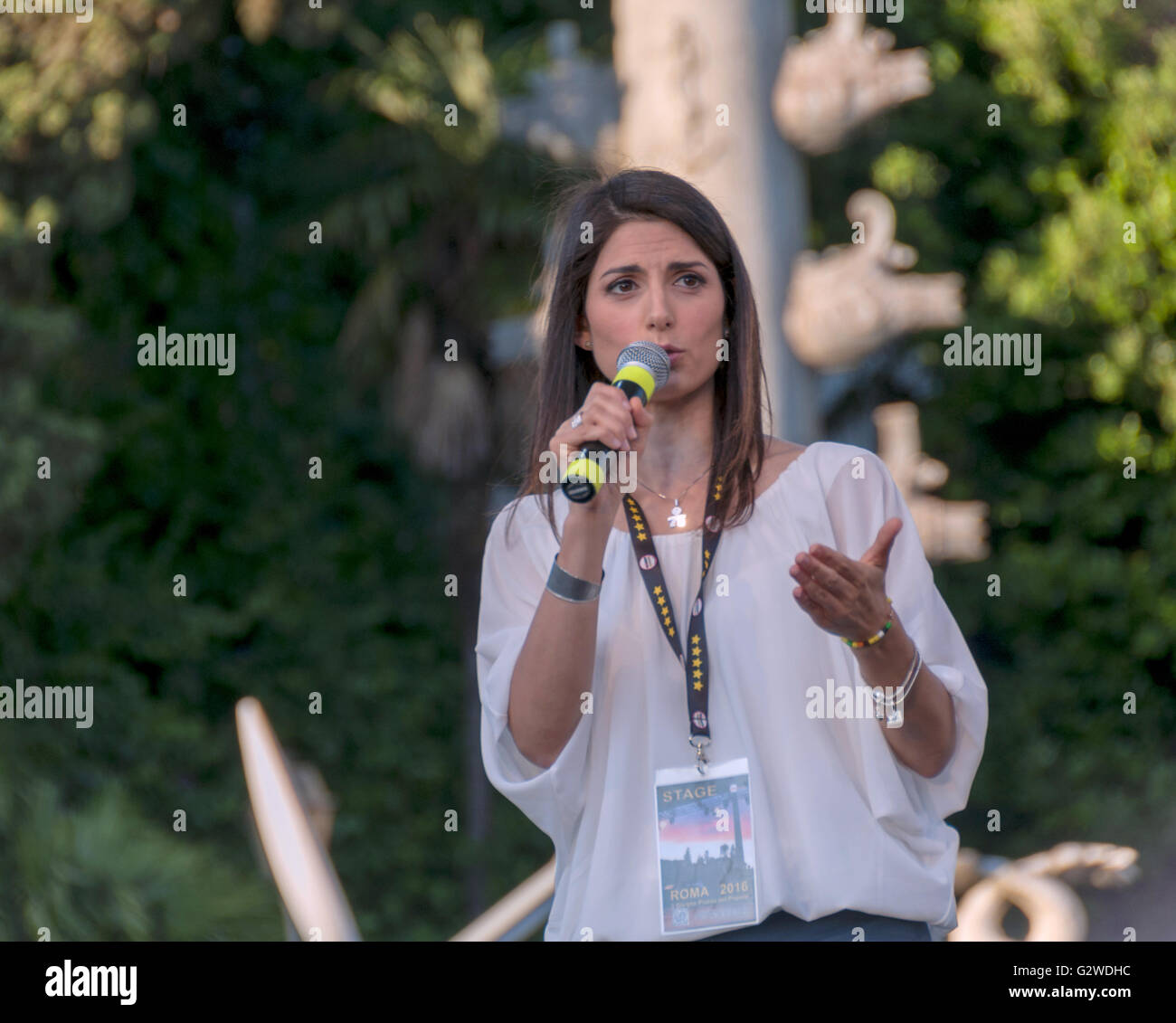 Roma, Italia. 03 Giugno, 2016. Il candidato per il sindaco di Roma Virginia raggi di 5 stelle movimento sul palco di Piazza del Popolo per il rally finale della campagna di credito: Patrizia Cortellessa/Alamy Live News Foto Stock