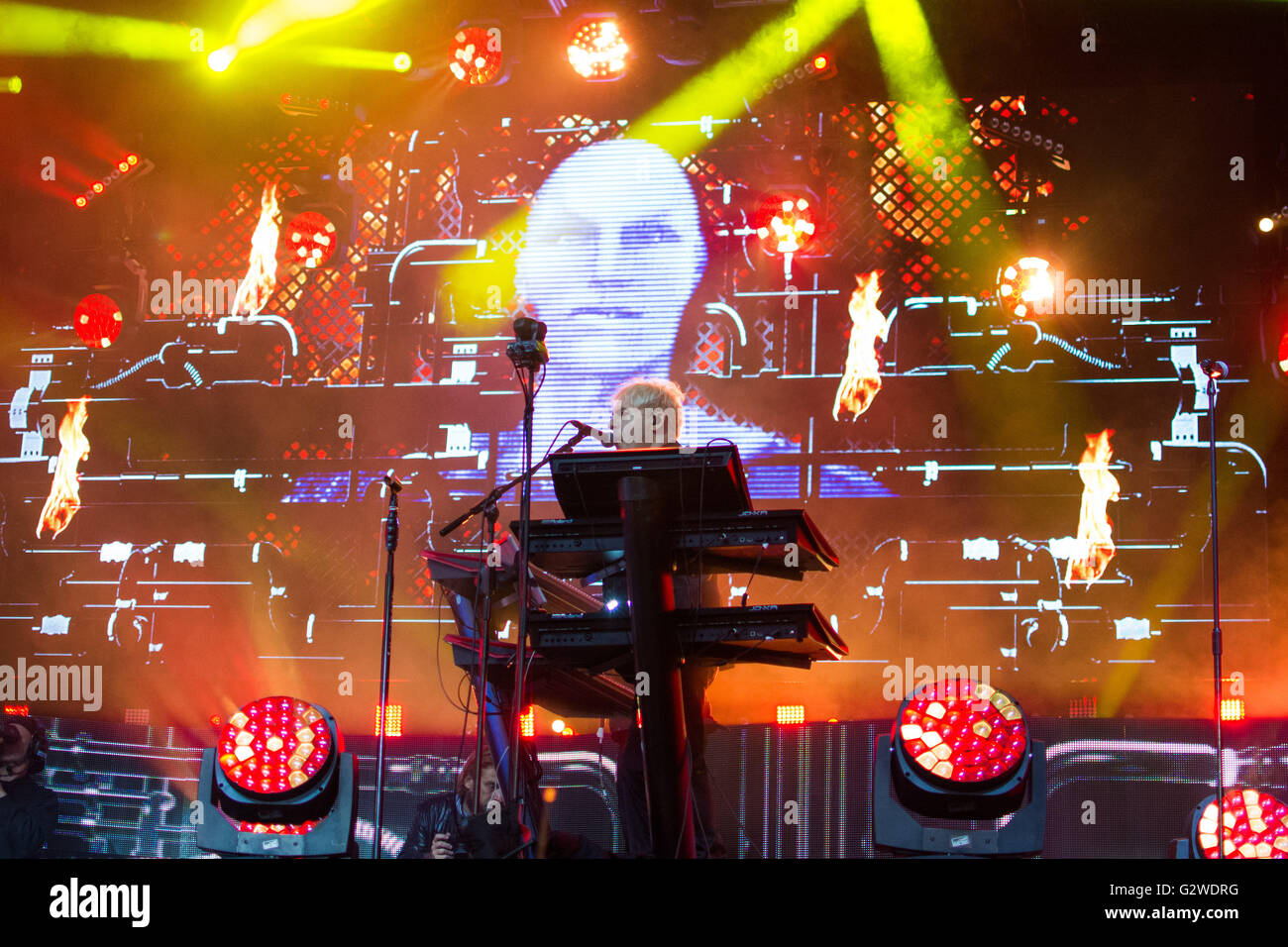 Eden Project. La Cornovaglia. Regno Unito. Il 3 giugno 2016. BBC Music giorno Ambasciatori e leggende della musica Duran Duran ha messo in evidenza la finale della BBC Music giorno all'Eden Project. Essi sono stati uniti da ospiti speciali Nile Rodgers, Izzy Bizu e Laura Mvula. Duran Duran è esploso su degli anni ottanta la scena musicale con una stringa di hits tra cui le ragazze su pellicola, Rio, c'è qualcosa che io debba sapere?, La Reflex e Wild Boys. Tutti i membri originali - Simon Le Bon (lead vocals), Nick Rhodes (tastiera), John Taylor (bass) e il batterista Roger Taylor - sono ancora nella banda. Credito: Simon Maycock/Alamy Live News Foto Stock