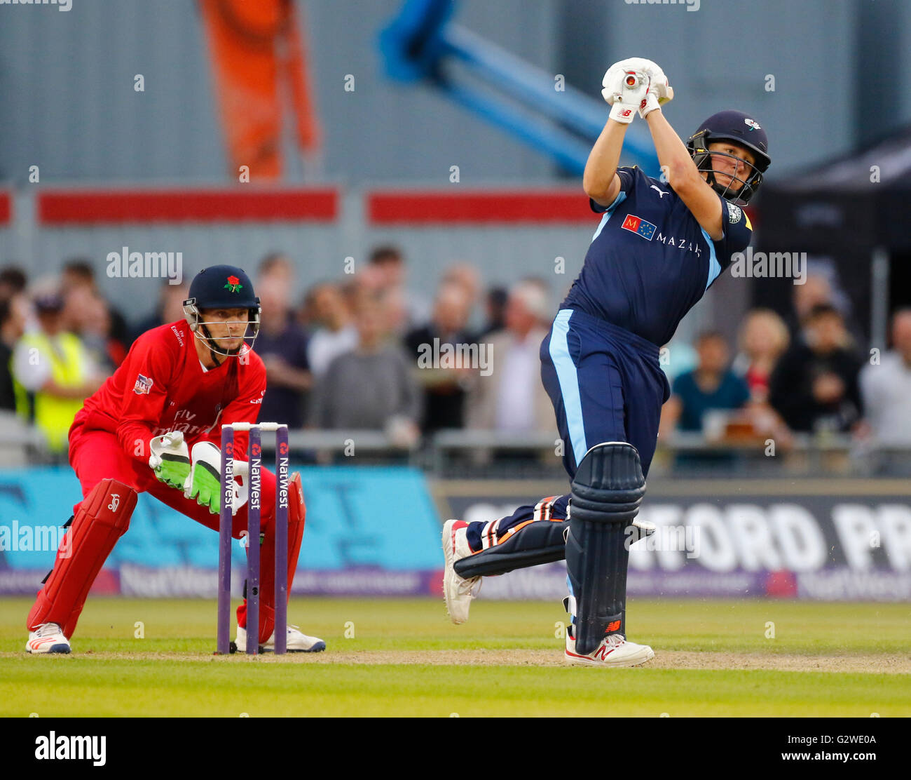 Old Trafford, Manchester, Regno Unito. 03 Giugno, 2016. Natwest T20 Blast. Lancashire Lightning versus Yorkshire vichinghi. Battitore Yrorkshire Joe led radice la risposta di ovatta come Lancashire fulmini 204-7 incisa nel loro 20 overs. Credito: Azione Sport Plus/Alamy Live News Foto Stock