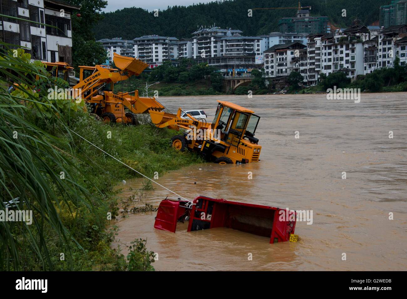 Congjiang. Il 4 giugno, 2016. I veicoli sono sommerse di inondazione in Congjiang County, a sud-ovest della Cina di Guizhou, 3 giugno 2016. L'alluvione causata dalla pioggia torrenziale ha lasciato due morti in Congjiang. Credito: Xinhua/Alamy Live News Foto Stock