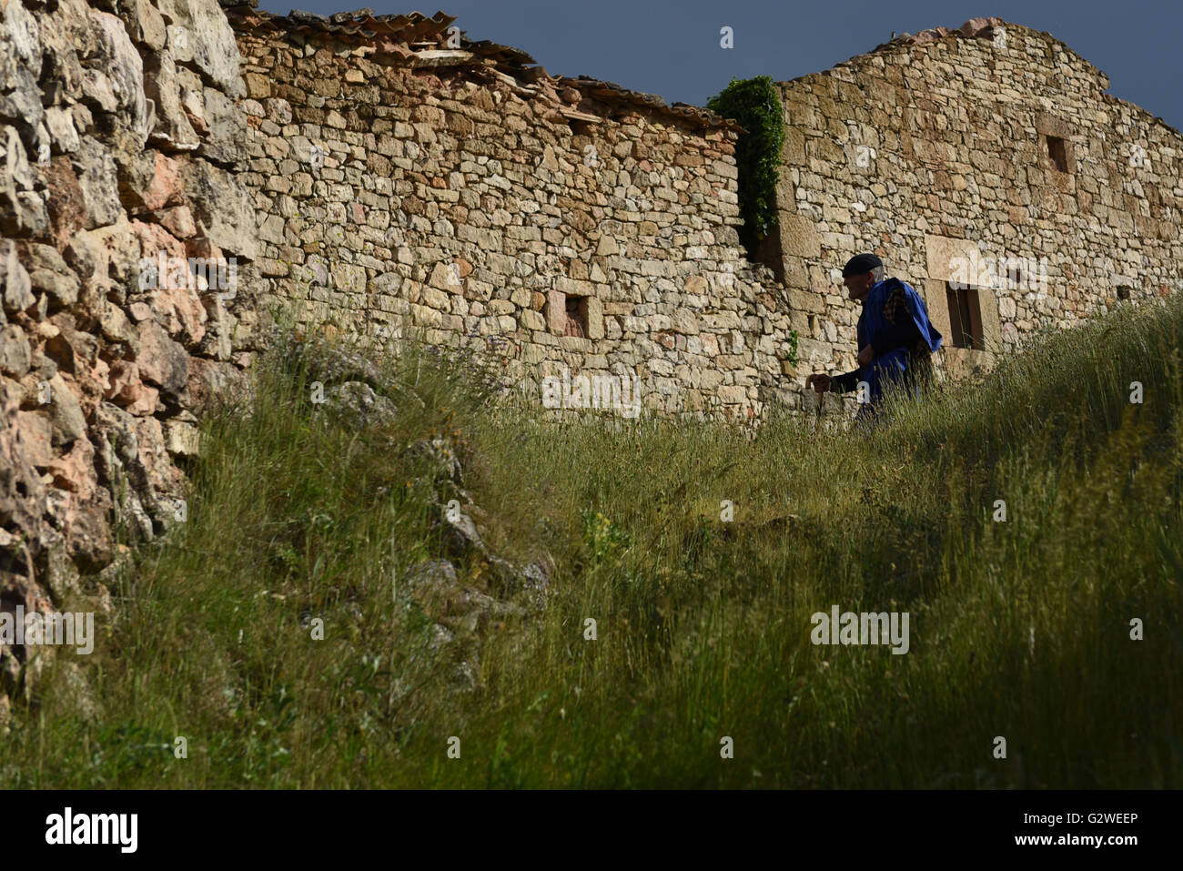 La Riba de Escalote, Spagna. 03 Giugno, 2016. Un uomo a piedi nel villaggio di La Riba de Escalote, provincia di Soria, nel nord della Spagna. © Jorge Sanz/Pacific Press/Alamy Live News Foto Stock