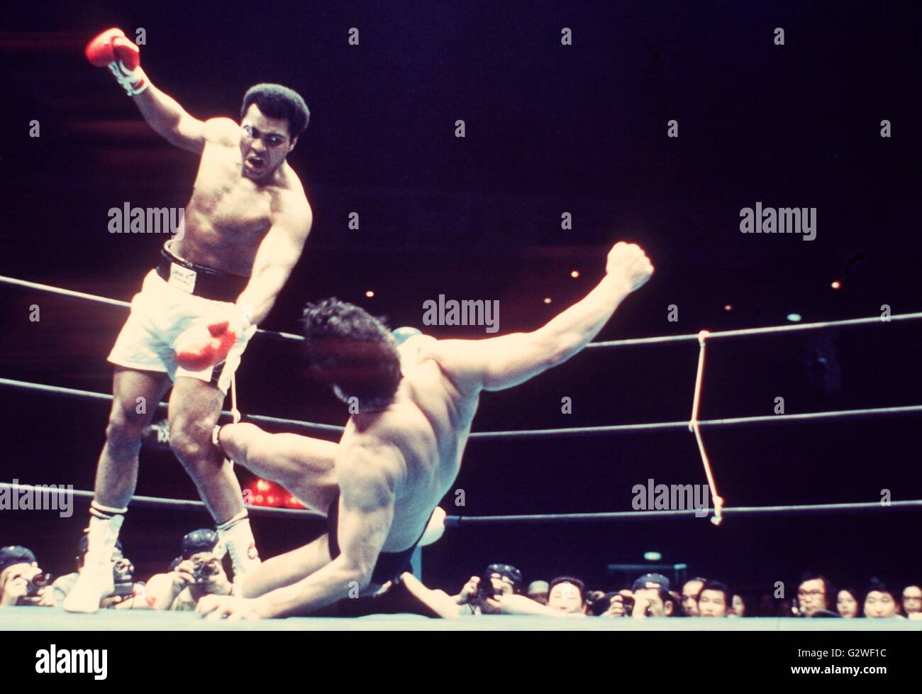 Giapponese Antonio Inoki viene messo K.O. da Muhammad Ali a Tokio il 26 giugno 1976. | Utilizzo di tutto il mondo Foto Stock