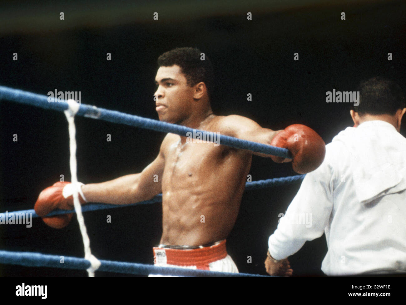 Muhammad Ali è raffigurato durante la lotta contro Mildenberger di Francoforte, il 10 settembre 1966. | Utilizzo di tutto il mondo Foto Stock