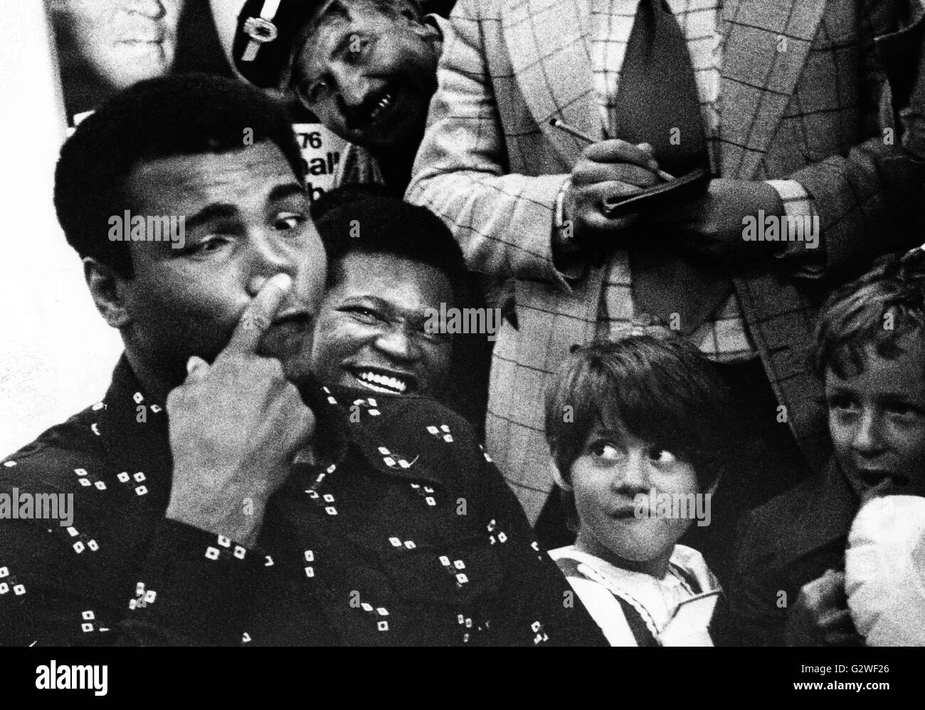 Muhammad Ali scherzi circa la comparsa di Dunn a Monaco di Baviera, il 14 maggio 1976. | Utilizzo di tutto il mondo Foto Stock