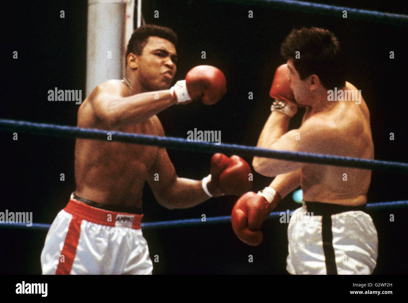 Noi American heavyweight pugile campione del mondo Muhammad Ali (L) difende il suo titolo contro il Campione Europeo di Karl Mildenberger di Francoforte, il 10 settembre 1966. | Utilizzo di tutto il mondo Foto Stock