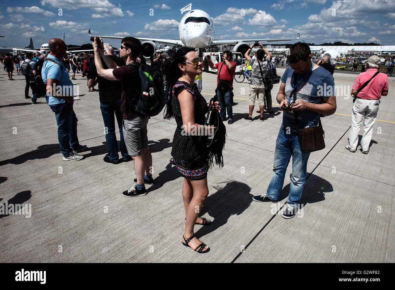 Berlino, Germania. Il 3 giugno, 2016. Le persone scattano foto e divertirsi nella parte anteriore di un Airbus A-350 aereo di linea durante il 2016 ILA Berlin Air Show di Berlino, Germania, il 3 giugno 2016. I 4 giorni di Ila mostra è iniziata mercoledì con la partecipazione di 794 espositori provenienti da 37 paesi e regioni. Credito: Zhang ventola/Xinhua/Alamy Live News Foto Stock