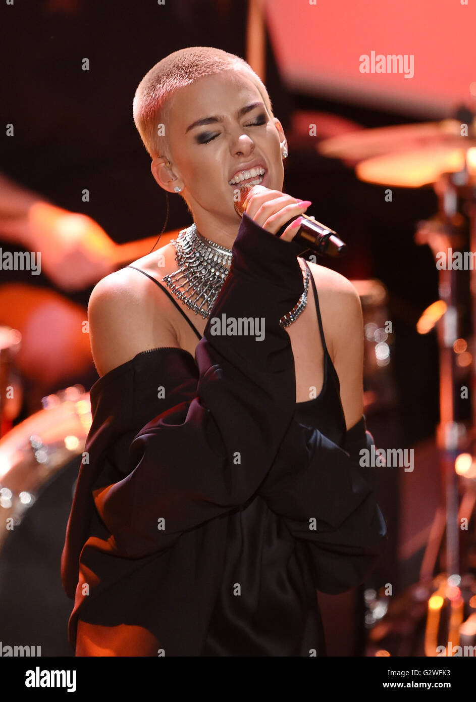Monaco di Baviera, Germania. 03 Giugno, 2016. Il cantante Alina Sueggeler della band tedesca Frida Gold esegue durante la Televisione Bavarese cerimonia di premiazione si terrà a Monaco di Baviera, Germania, 03 giugno 2016. La Televisione Bavarese Award è stato presentato dal 1989. Foto: TOBIAS HASE/dpa/Alamy Live News Foto Stock