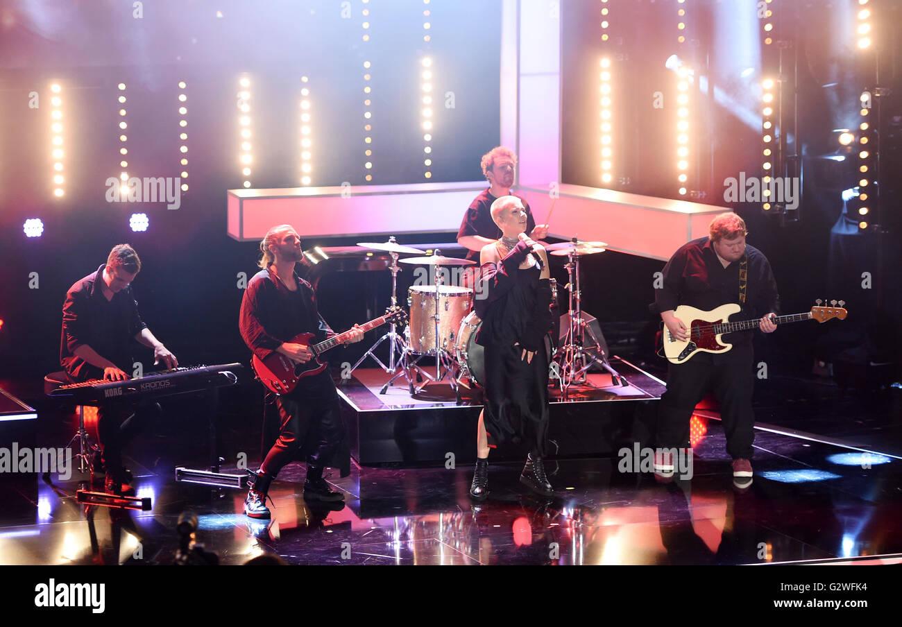 Monaco di Baviera, Germania. 03 Giugno, 2016. Band tedesca Frida Gold esegue durante la Televisione Bavarese cerimonia di premiazione si terrà a Monaco di Baviera, Germania, 03 giugno 2016. La Televisione Bavarese Award è stato presentato dal 1989. Foto: TOBIAS HASE/dpa/Alamy Live News Foto Stock