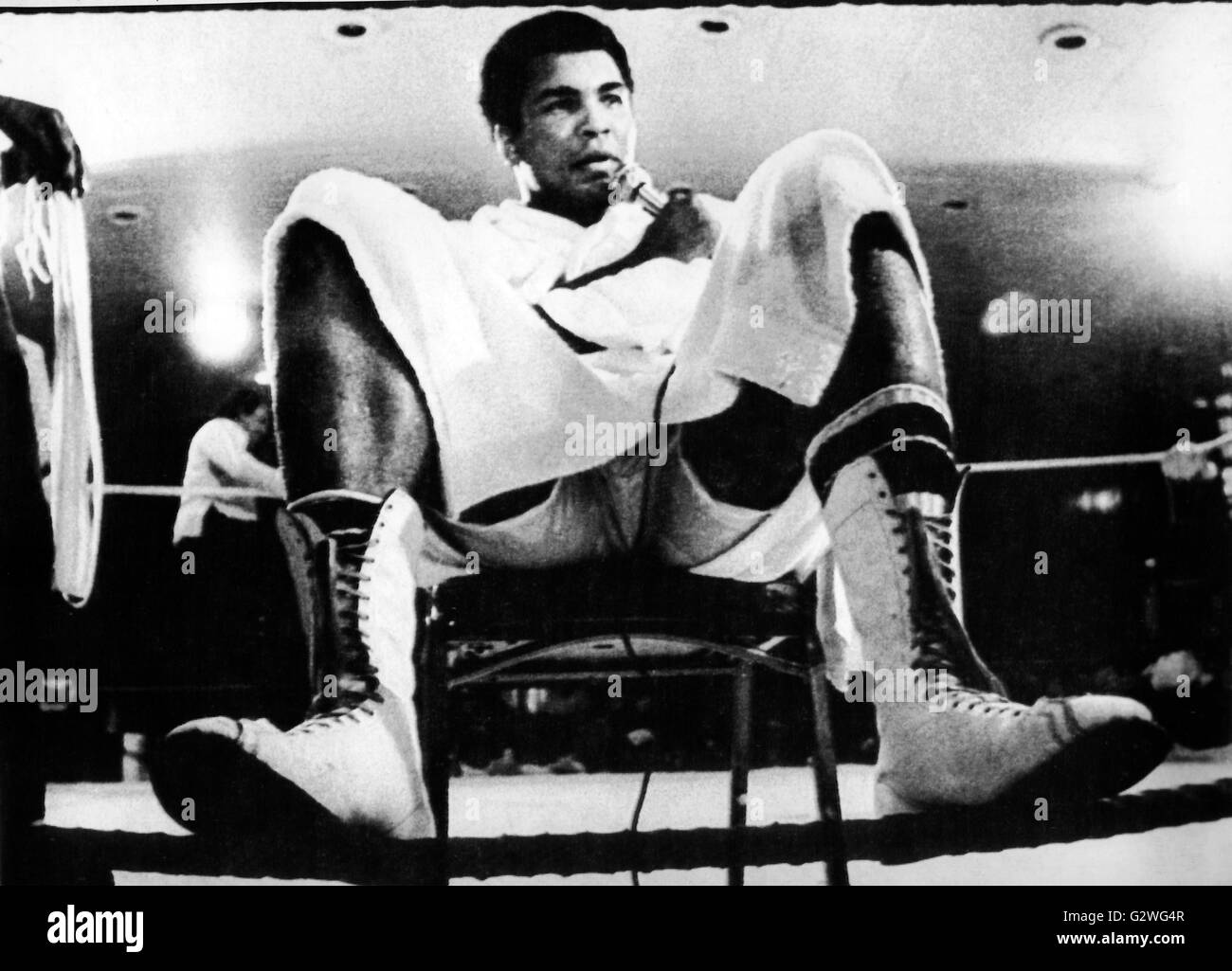 FILE - un file immagine datata 18 febbraio 1976, ci mostra heavyweight boxer Muhammad Ali parlando durante una conferenza stampa a l'anello in corrispondenza di un campo di addestramento in Puerto Rico. Nato Cassio argilla, boxe leggenda Muhammad Ali, soprannominato 'il più grande, ' morì il 03 giugno 2016 a Phoenix, Arizona, Stati Uniti d'America, all'età di 74, una famiglia portavoce ha detto. Foto: dpa Foto Stock