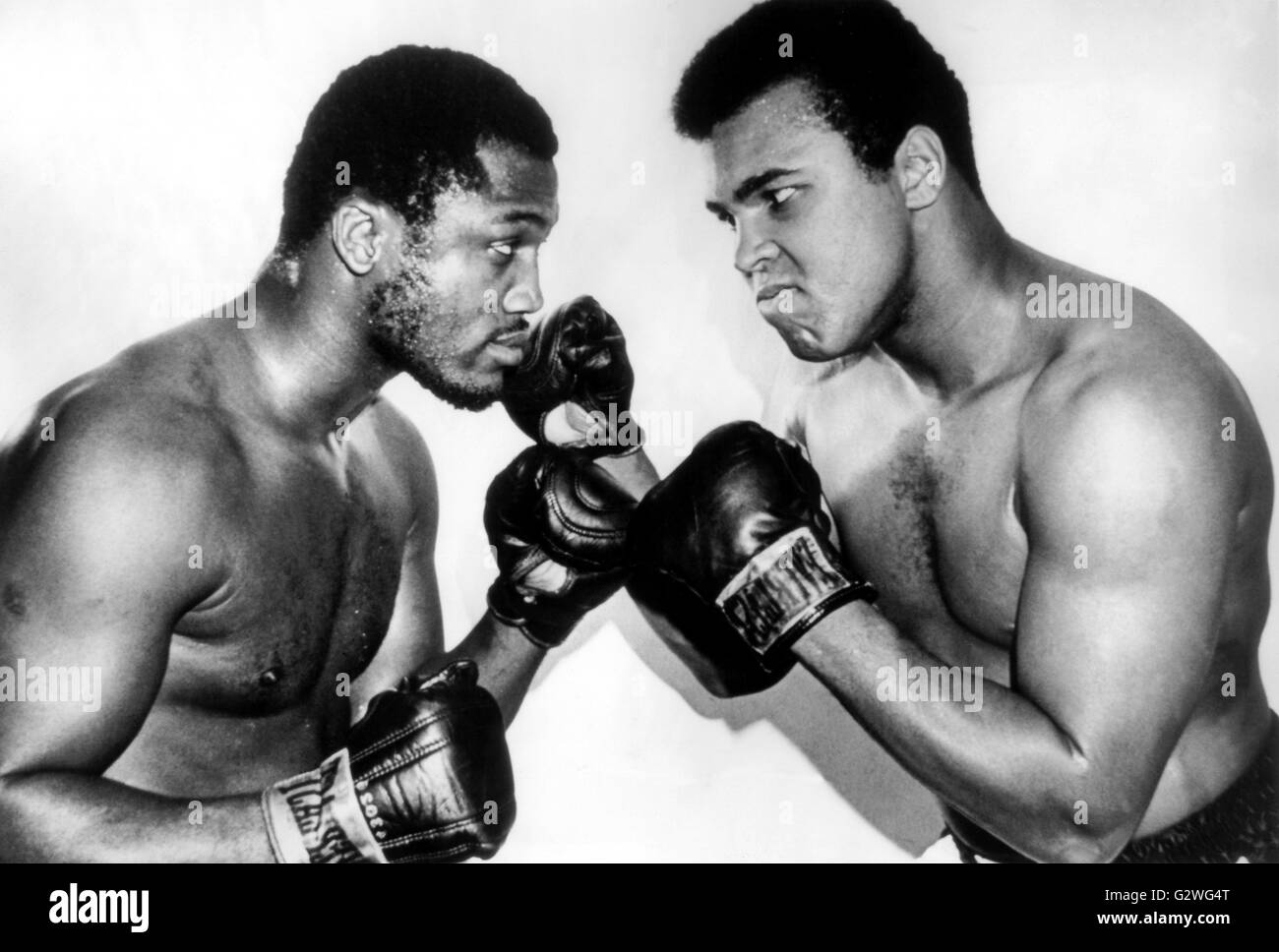 FILE - un file non datata immagine ci mostra a heavyweight boxer Muhammad Ali (R) e Joe Frazier (L) in posa di inizio 1971. Nato Cassio argilla, boxe leggenda Muhammad Ali, soprannominato 'il più grande, ' morì il 03 giugno 2016 a Phoenix, Arizona, Stati Uniti d'America, all'età di 74, una famiglia portavoce ha detto. Foto: dpa Foto Stock