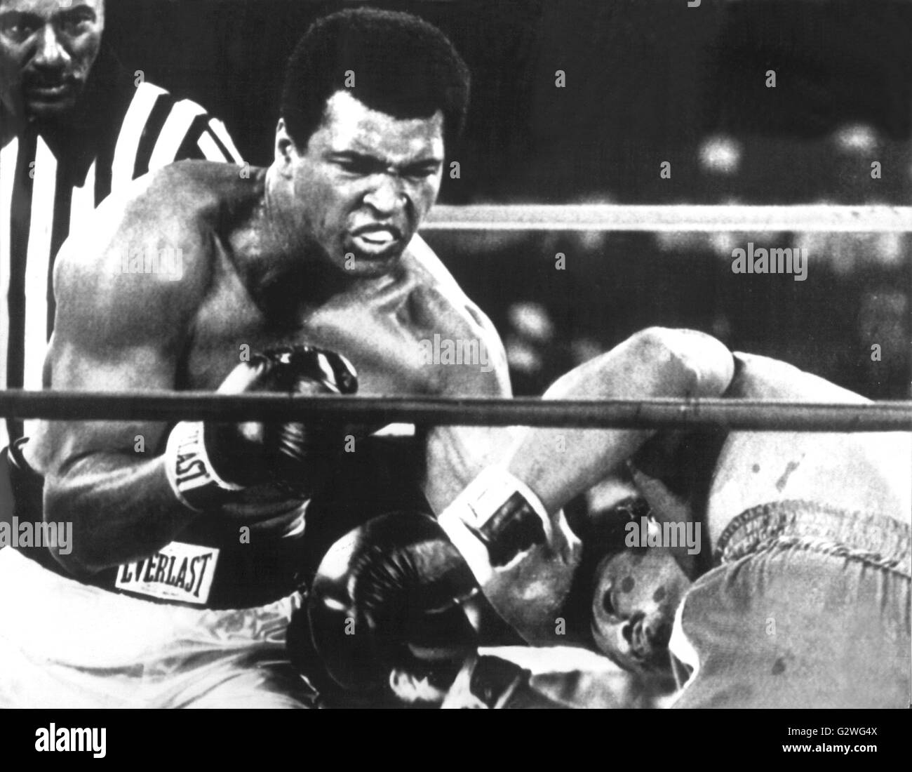 FILE - un file immagine datata 30 ottobre 1974 ci mostra boxer Muhammad Ali (L) bonifica pesante il suo titolo di campione del mondo battendo il suo avversario George Foreman a Kinshasa, Zaire. Nato Cassio argilla, boxe leggenda Muhammad Ali, soprannominato 'il più grande, ' morì il 03 giugno 2016 a Phoenix, Arizona, Stati Uniti d'America, all'età di 74, una famiglia portavoce ha detto. Foto: dpa Foto Stock