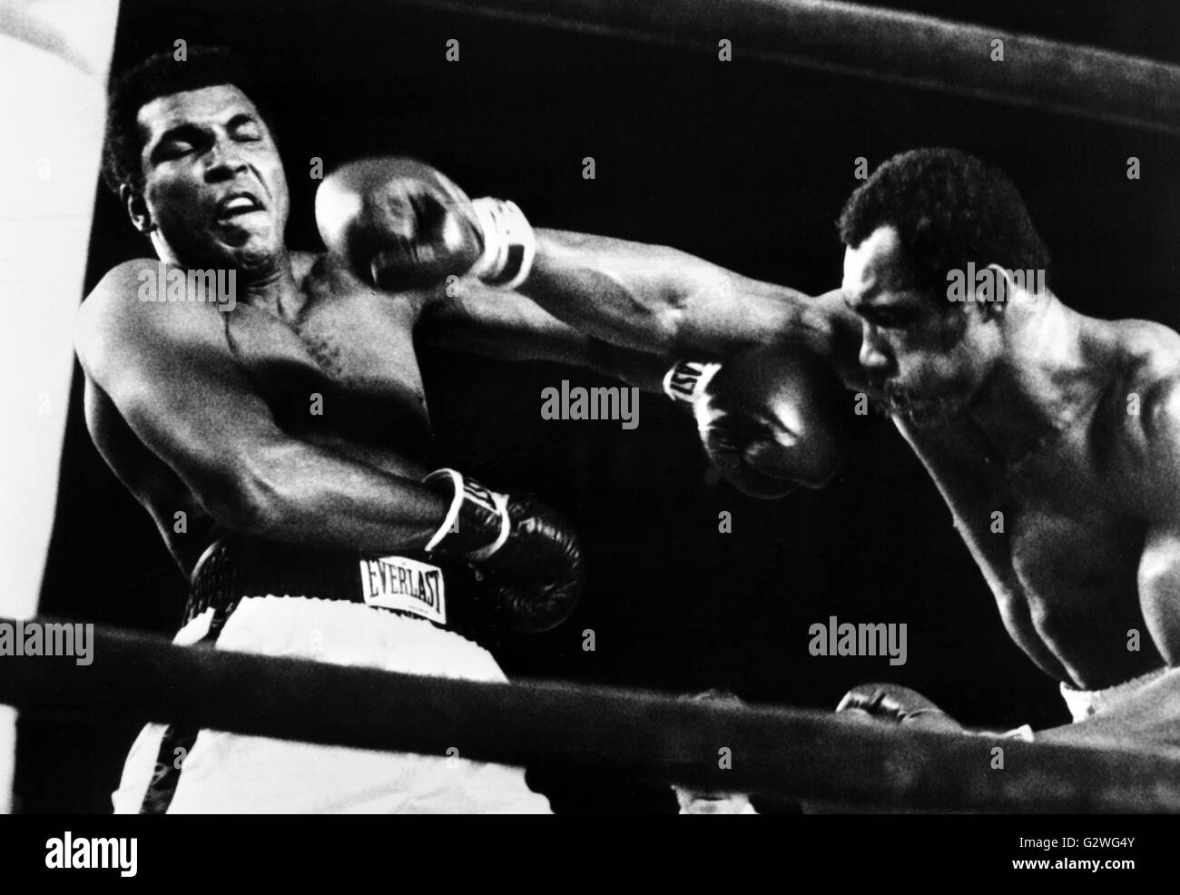 FILE - un file immagine datata 29 settembre 1976, ci mostra il boxer Muhammad Ali (L) schivando un colpo dal suo avversario Ken Norton durante il loro mondo heavyweight championship bout in New York, Stati Uniti d'America. Nato Cassio argilla, boxe leggenda Muhammad Ali, soprannominato 'il più grande, ' morì il 03 giugno 2016 a Phoenix, Arizona, Stati Uniti d'America, all'età di 74, una famiglia portavoce ha detto. Foto: UPI/dpa Foto Stock