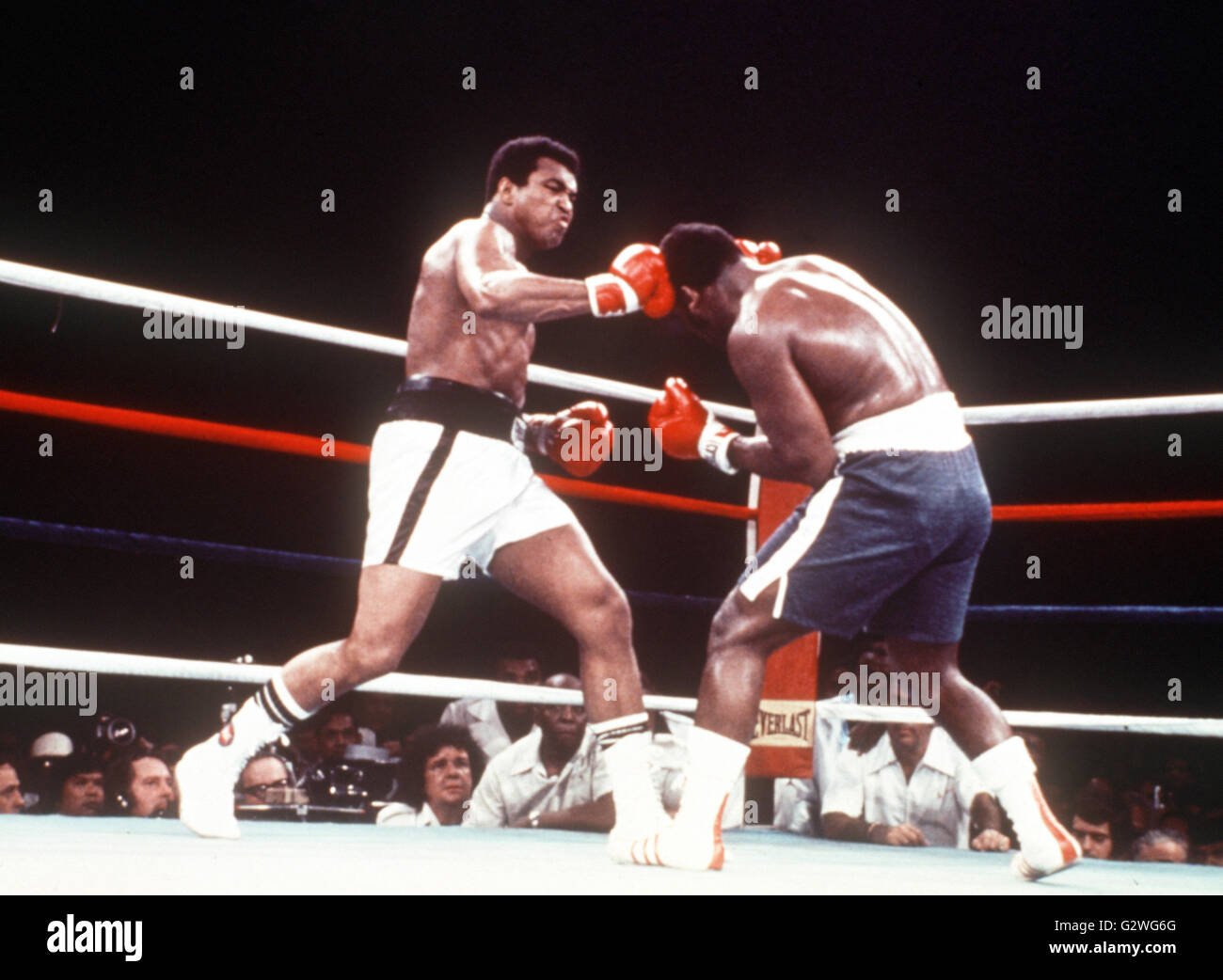 FILE - un file immagine datata 30 settembre 1975, ci mostra il boxer Muhammad Ali (L) di colpire la testa del suo avversario Joe Frazier durante il loro bout a Manila nelle Filippine. Nato Cassio argilla, boxe leggenda Muhammad Ali, soprannominato 'il più grande, ' morì il 03 giugno 2016 a Phoenix, Arizona, Stati Uniti d'America, all'età di 74, una famiglia portavoce ha detto. Foto: dpa Foto Stock