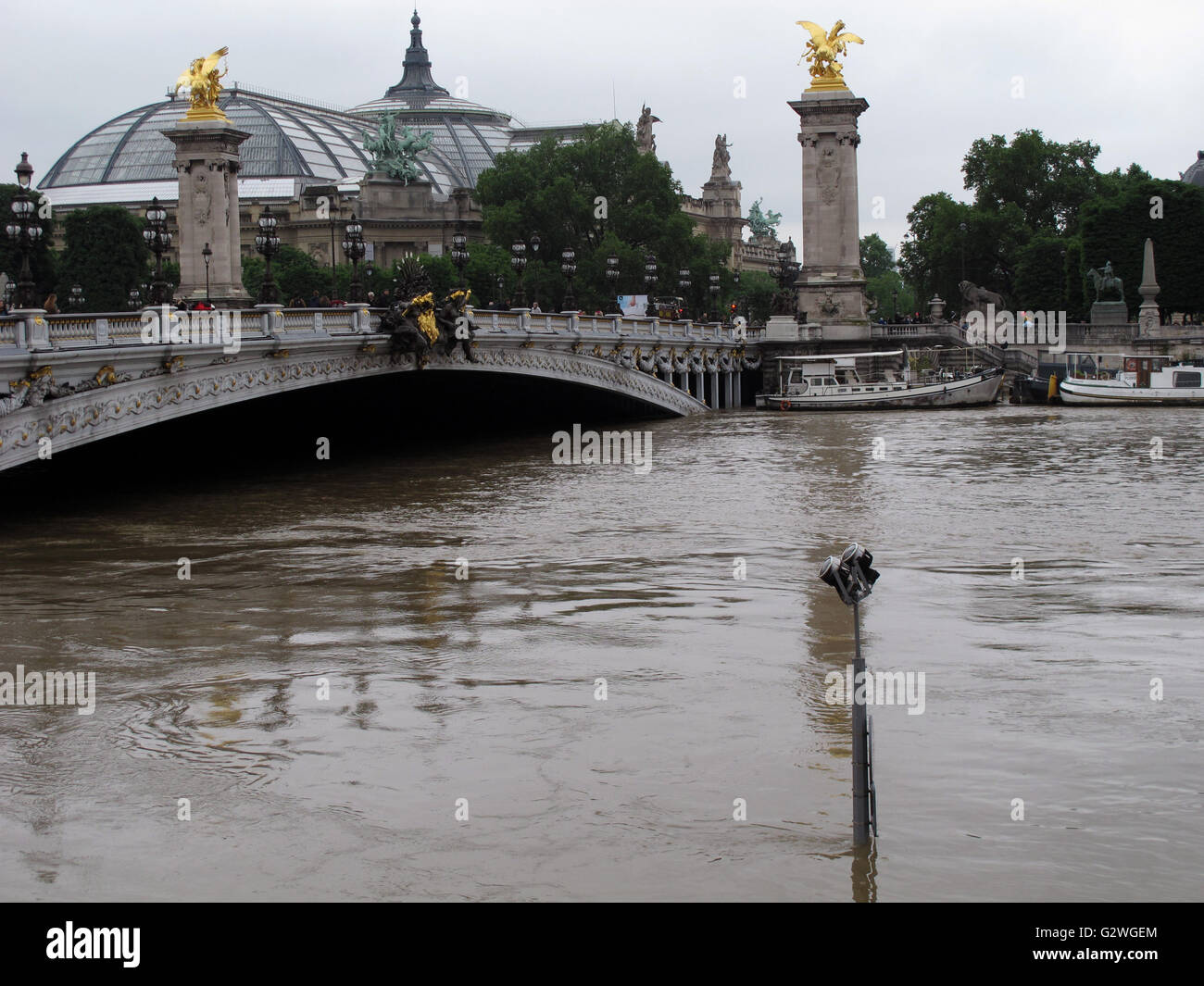 Parigi, Francia. 03 Giugno, 2016. Pont Alexandre III, esondazioni del fiume Senna, Giugno 3, 2016, Parigi, Francia Credito: Claude thibault/Alamy Live News Foto Stock