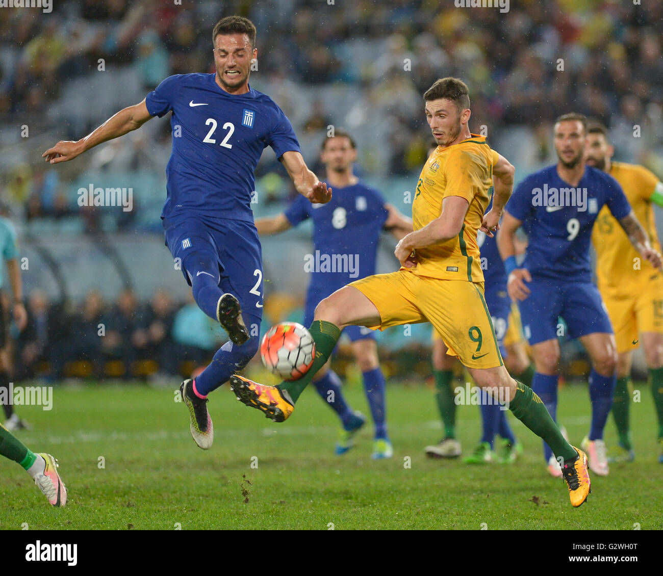 ANZ Stadium, Sydney, Australia. 04 Giugno, 2016. Calcio internazionale amichevole. Australia contro la Grecia. Grecia centrocampista Andreas Samaris va vicino a partire da un angolo sotto pressione da Giannou dell Australia. L Australia ha vinto il gioco 1-0. Credito: Azione Sport Plus/Alamy Live News Foto Stock