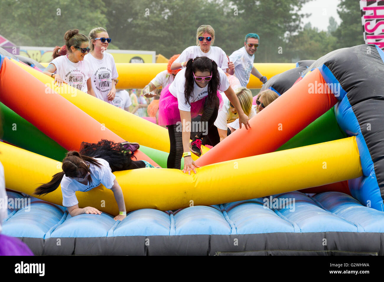 Willen laghi, Milton Keynes, Bedfordshire, Regno Unito. Il 4 giugno 2016. Colore Rush ostacolo 5k anche con 6.500 persone che partecipano in oggi evento divertente, questi eventi sono stati avviati in Finlandia 3 anni fa, con 10 eventi nel Regno Unito. questo anno e più in altri paesi. Credito: Keith J Smith./Alamy Live News Foto Stock