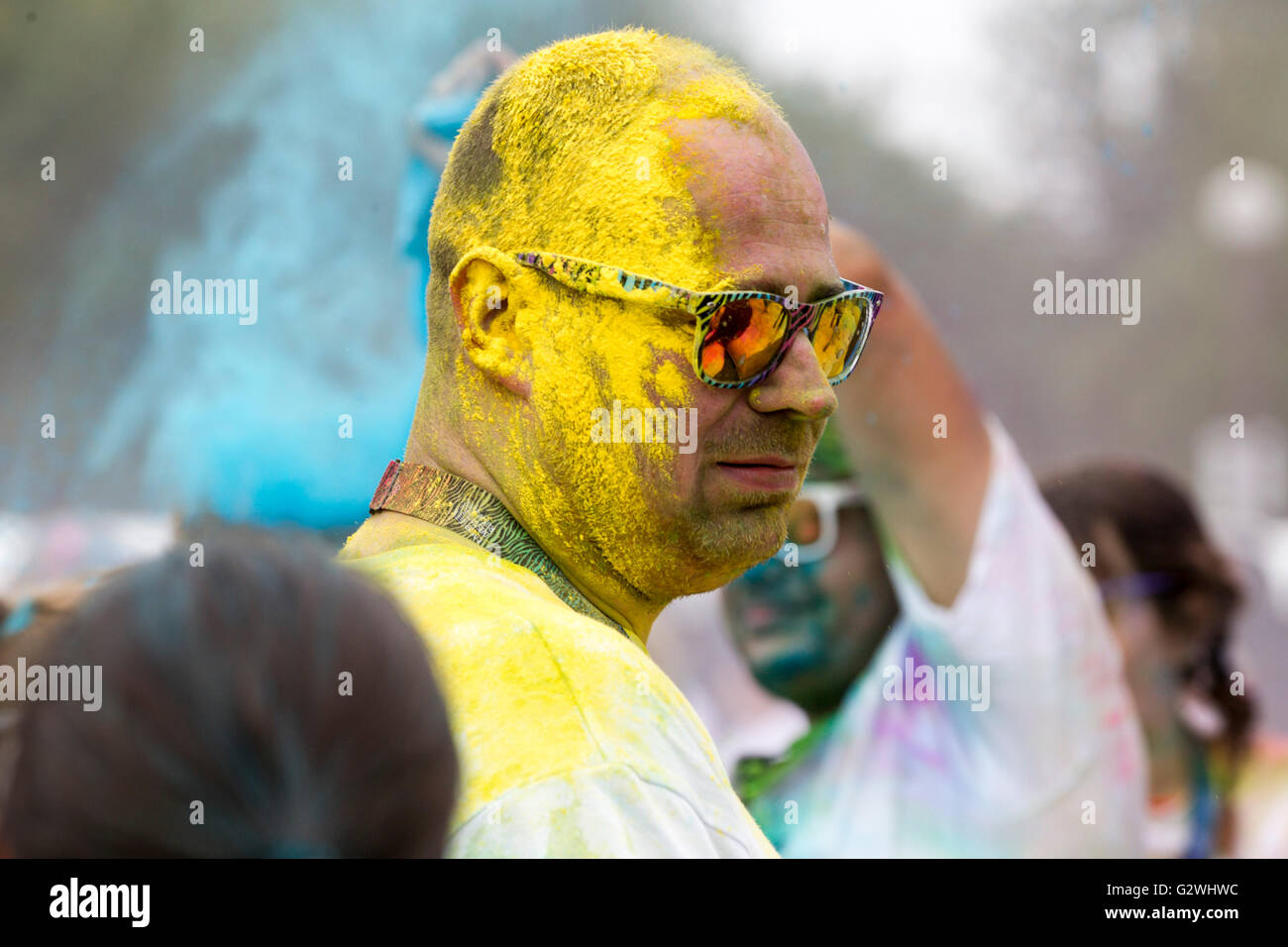 Willen laghi, Milton Keynes, Bedfordshire, Regno Unito. Il 4 giugno 2016. Colore Rush ostacolo 5k anche con 6.500 persone che partecipano in oggi evento divertente, questi eventi sono stati avviati in Finlandia 3 anni fa, con 10 eventi nel Regno Unito. questo anno e più in altri paesi. Credito: Keith J Smith./Alamy Live News Foto Stock