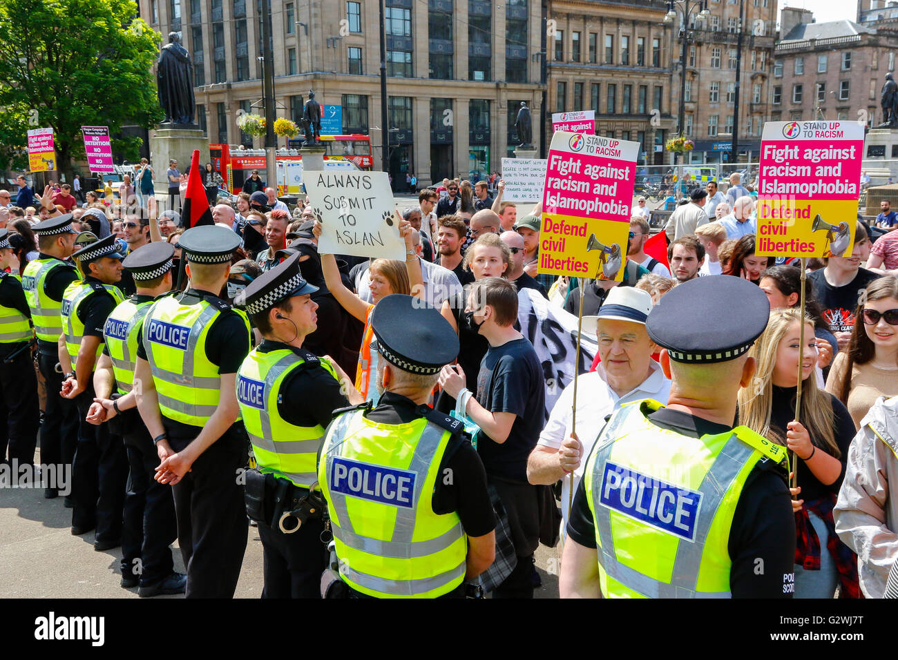 La difesa scozzese Leaue terrà un rally a George Square, Glasgow protestando circa l'immigrazione. Un contatore di dimostrazione si è svolta dai sostenitori di immigrazione e migranti e i due gruppi sono state mantenute distanziate da un gran numero di agenti di polizia. Foto Stock