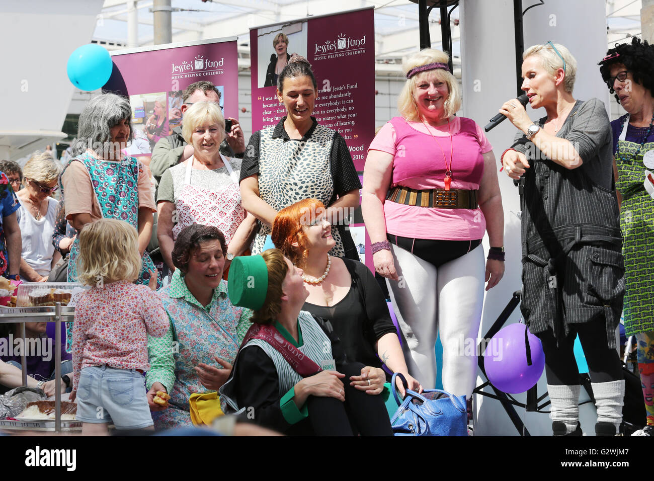 Manchester, Regno Unito. 04 Giugno, 2016. Sue Devaney parlando a Salford Angeli WI a Victoria Station, Manchester, Regno Unito, 4 giugno 2016 Credit: Barbara Cook/Alamy Live News Foto Stock