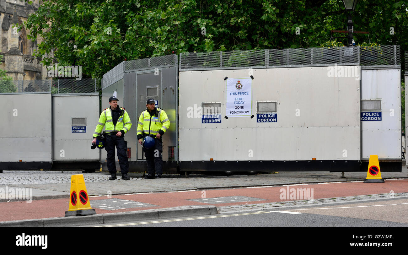 Area del Municipio, Bristol, Inghilterra polizia recinzione in acciaio per mantenere il potenziale e la protesta anti-manifestanti separato, 4 giugno 2016. Questo Sabato Bristol ha avuto una serie di proteste tutti i voli di linea per vicino alla stessa posizione vicino al centro della citta'. Alcuni di questi potrebbero essere stati infiammatori ad altri manifestanti, questa zona di college green è stata quella di organizzare una manifestazione di protesta da rally della Difesa inglese e campionato e il "Sud Ovest infedeli' protestando circa l'immigrazione. Un contatore di protesta è stato previsto in modo che la polizia impostare una recinzione di acciaio per mantenere i lati opposti separati. Oltre alla difesa inglese League protestando circa imm Foto Stock