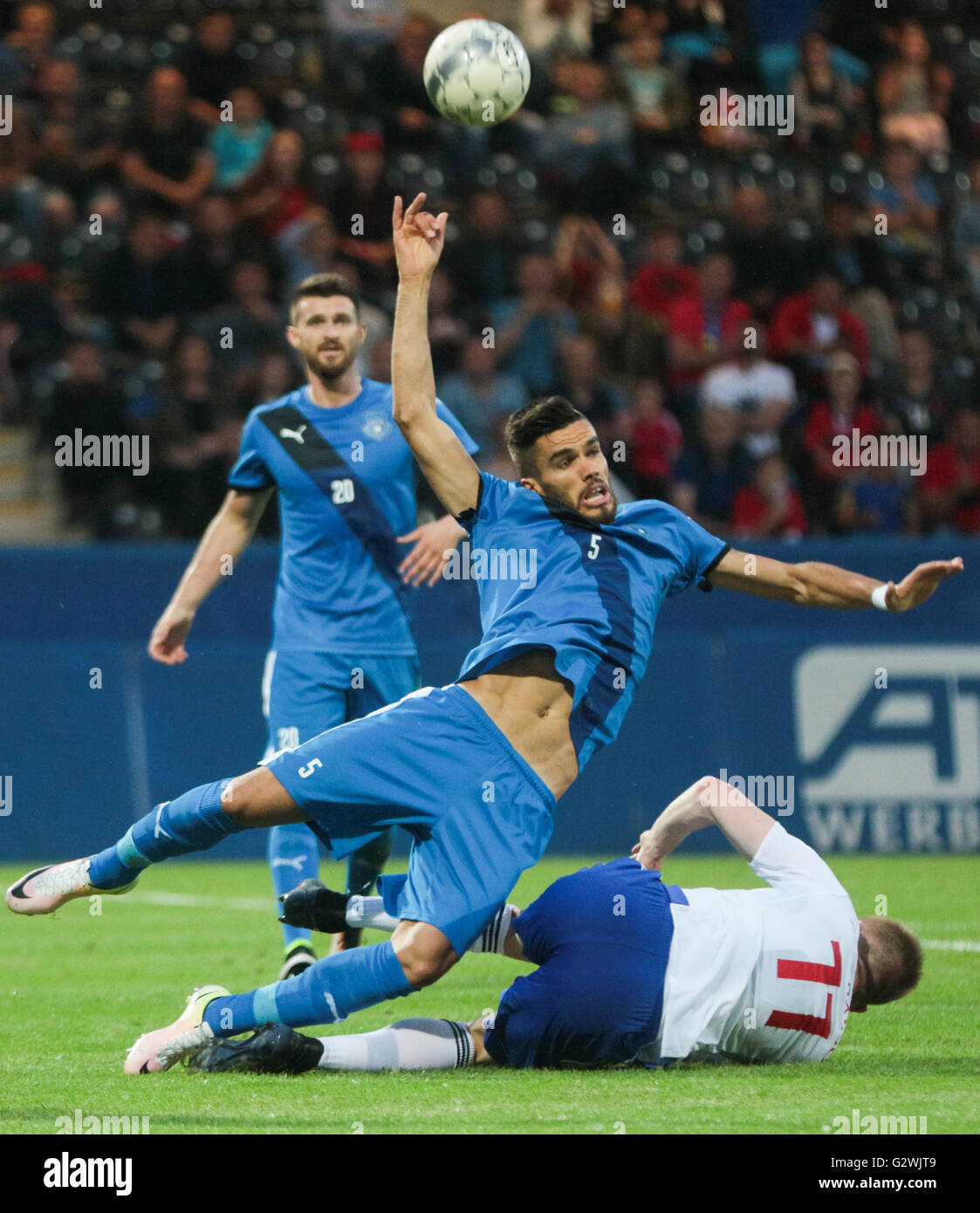 Francoforte, Germania. 03 Giugno, 2016. Del Kosovo Bajram Jashanica (c) nella foto durante la international partita di calcio tra Kosovo e isole Faerøer al Frankfurter Volksbank-Stadion a Francoforte (Principale), Germania, il 3 giugno 2016. Nel maggio 2016, Kosovo divenne il cinquantacinquesimo membro della UEFA, con conseguente proteste in Serbia. Foto: FRANK RUMPENHORST/dpa Credito: dpa picture alliance/Alamy Live News Foto Stock