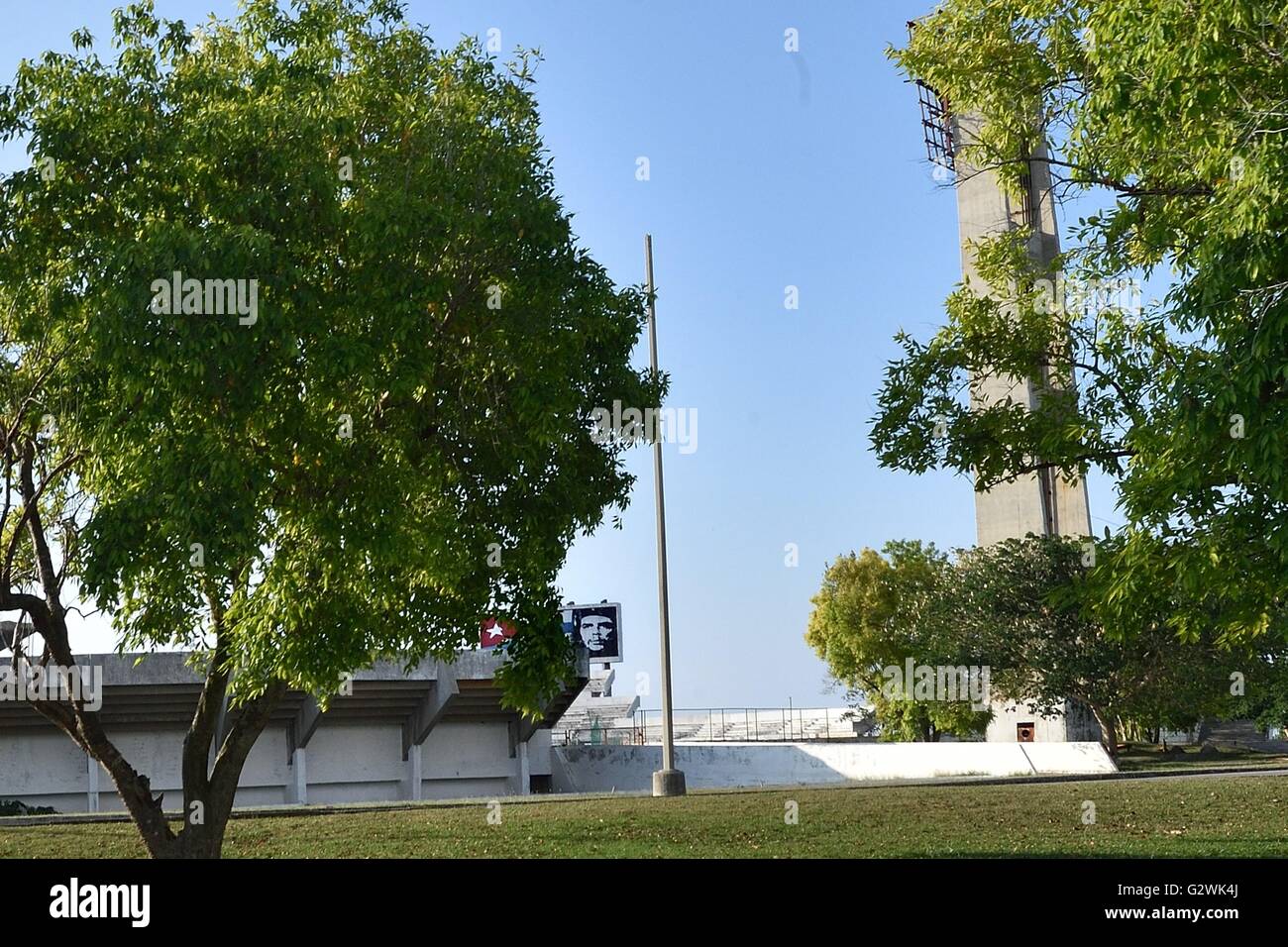 L'Avana, Havana, Cuba. 18 Maggio, 2016. L'immagine di Ernesto "Che" Guevara, che fu una figura importante della Rivoluzione Cubana, si affaccia su di uno stadio sportivo nella periferia di La Habana, Cuba. La realtà economica degli effetti del 56 Anno American blocco economico di Cuba è riflessa nella storica facciate di edifici antichi, automobili, e fatiscenti le condizioni di vita del popolo cubano Havana, Cuba, Maggio 2016.Gli Stati Uniti hanno imposto una commerciale, economico e finanziario, blocco contro Cuba su Ott. 19,1960 (in Cuba chiamato El bloqueo, "Blocco"). Un blocco è warfa economica Foto Stock