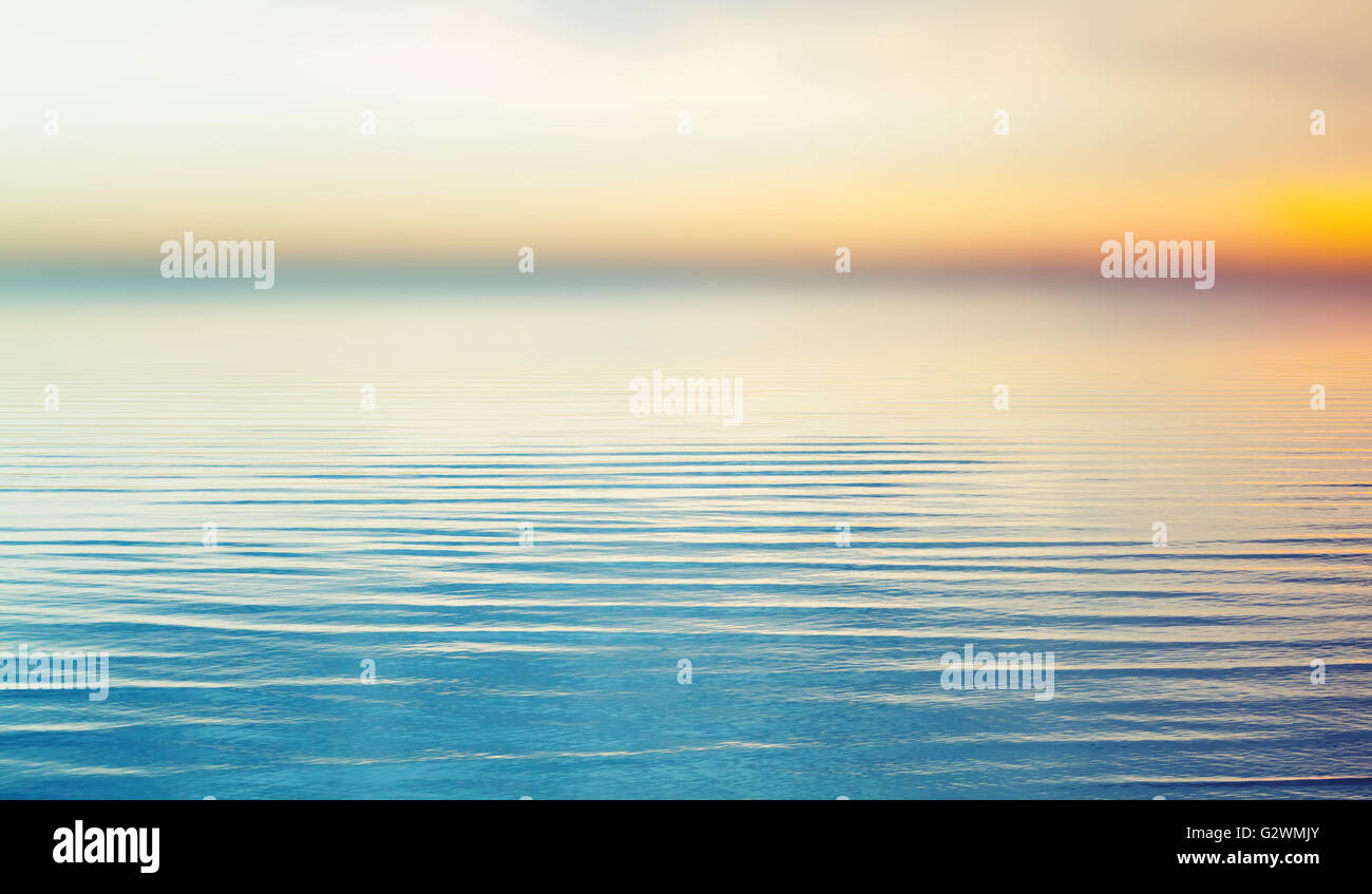 Colorato tramonto sul mare. Foto con la correzione delle tonalità filtro foto e sfondo sfocato Foto Stock