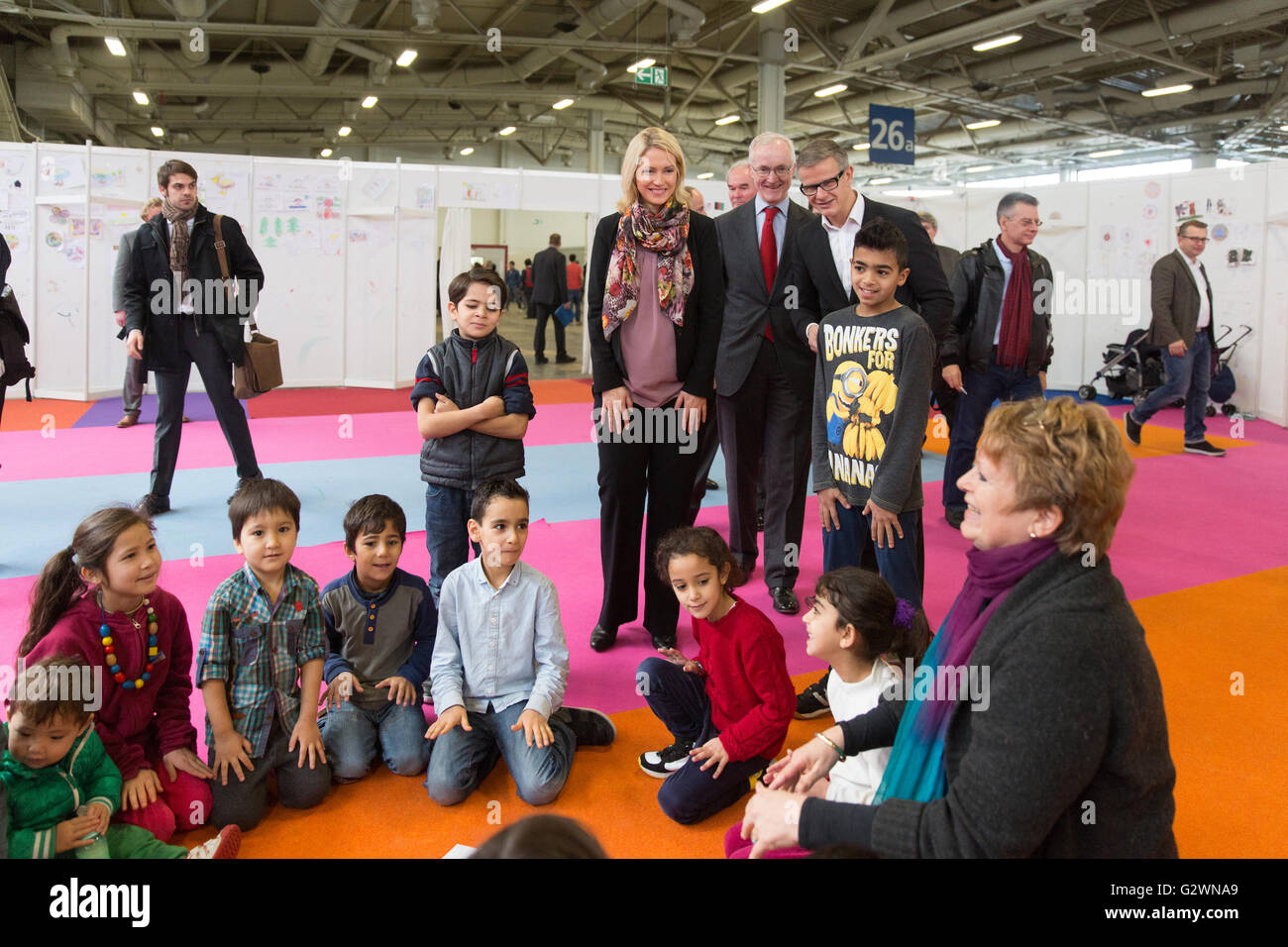 08.12.2015, Berlin, Berlin, Germania - Ministro della famiglia Manuela Schwesig (SPD) visitata presso il centro congressi di un ricovero per i rifugiati. In gestito da Malteser proprietà, circa 1.000 rifugiati registrati sono alloggiati, la maggior parte delle loro famiglie. Qui quando si visita la custodia dei bambini. 0DB151208D006CAROEX.JPG - non per la vendita in G E R M A N Y, A U S T R I A, S W I T Z e R L A N D [modello di rilascio: NO, la proprietà di rilascio: NO, (c) caro agenzia fotografica / Bleicker, http://www.caro-images.com, info@carofoto.pl - Qualsiasi uso di questa immagine è soggetto a royalty!] Foto Stock