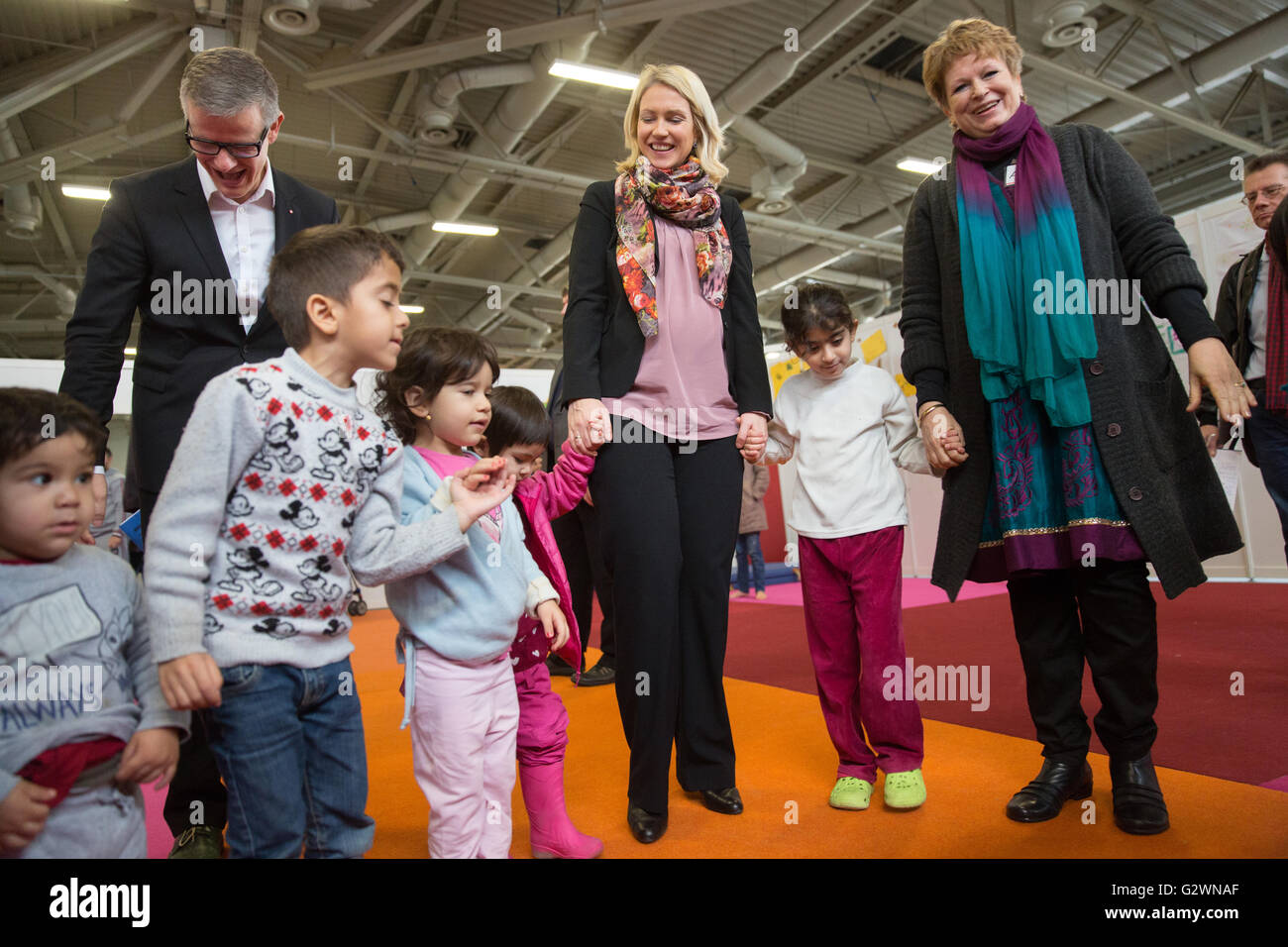 08.12.2015, Berlin, Berlin, Germania - Ministro della famiglia Manuela Schwesig (SPD) visitata presso il centro congressi di un ricovero per i rifugiati. In gestito da Malteser proprietà, circa 1.000 rifugiati registrati sono alloggiati, la maggior parte delle loro famiglie. Qui quando si visita la custodia dei bambini. 0DB151208D011CAROEX.JPG - non per la vendita in G E R M A N Y, A U S T R I A, S W I T Z e R L A N D [modello di rilascio: NO, la proprietà di rilascio: NO, (c) caro agenzia fotografica / Bleicker, http://www.caro-images.com, info@carofoto.pl - Qualsiasi uso di questa immagine è soggetto a royalty!] Foto Stock