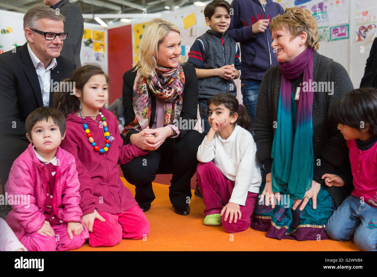 08.12.2015, Berlin, Berlin, Germania - Ministro della famiglia Manuela Schwesig (SPD) visitata presso il centro congressi di un ricovero per i rifugiati. In gestito da Malteser proprietà, circa 1.000 rifugiati registrati sono alloggiati, la maggior parte delle loro famiglie. Qui quando si visita la custodia dei bambini. 0DB151208D016CAROEX.JPG - non per la vendita in G E R M A N Y, A U S T R I A, S W I T Z e R L A N D [modello di rilascio: NO, la proprietà di rilascio: NO, (c) caro agenzia fotografica / Bleicker, http://www.caro-images.com, info@carofoto.pl - Qualsiasi uso di questa immagine è soggetto a royalty!] Foto Stock