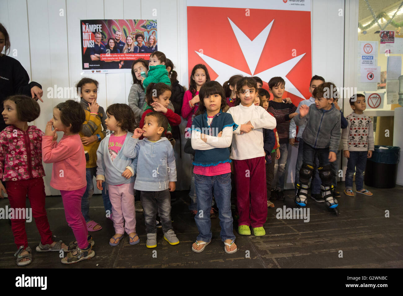 08.12.2015, Berlin, Berlin, Germania - Ministro della famiglia Manuela Schwesig (SPD) visitata presso il centro congressi di un ricovero per i rifugiati. In gestito da Malteser proprietà, circa 1.000 rifugiati registrati sono alloggiati, la maggior parte delle loro famiglie. Qui quando si visita la custodia dei bambini. 0DB151208D018CAROEX.JPG - non per la vendita in G E R M A N Y, A U S T R I A, S W I T Z e R L A N D [modello di rilascio: NO, la proprietà di rilascio: NO, (c) caro agenzia fotografica / Bleicker, http://www.caro-images.com, info@carofoto.pl - Qualsiasi uso di questa immagine è soggetto a royalty!] Foto Stock