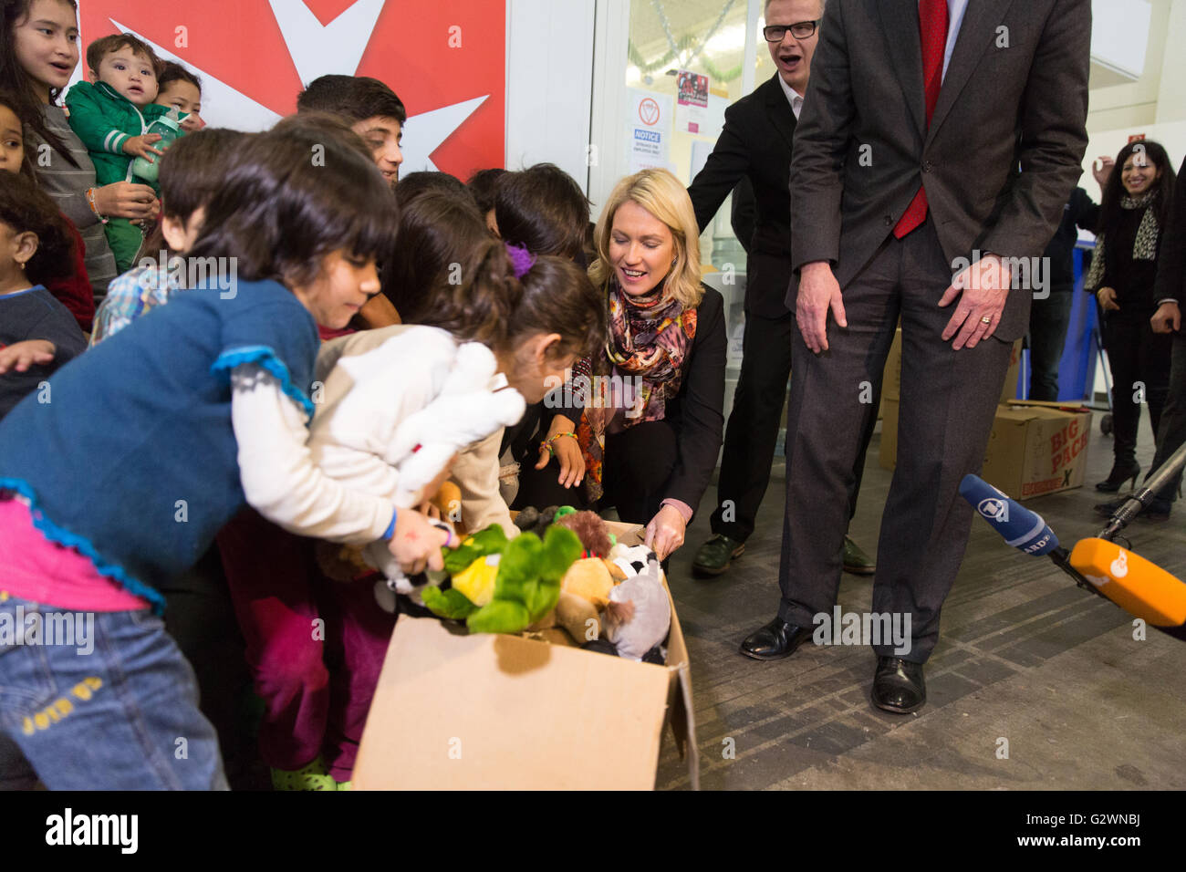 08.12.2015, Berlin, Berlin, Germania - Ministro della famiglia Manuela Schwesig (SPD) visitata presso il centro congressi di un ricovero per i rifugiati. In gestito da Malteser proprietà, circa 1.000 rifugiati registrati sono alloggiati, la maggior parte delle loro famiglie. Qui nella distribuzione di giocattoli morbidi per i 130 bambini presso l'albergo. 0DB151208D019CAROEX.JPG - non per la vendita in G E R M A N Y, A U S T R I A, S W I T Z e R L A N D [modello di rilascio: NO, la proprietà di rilascio: NO, (c) caro agenzia fotografica / Bleicker, http://www.caro-images.com, info@carofoto.pl - Qualsiasi uso di questa immagine è soggetto a royalty!] Foto Stock