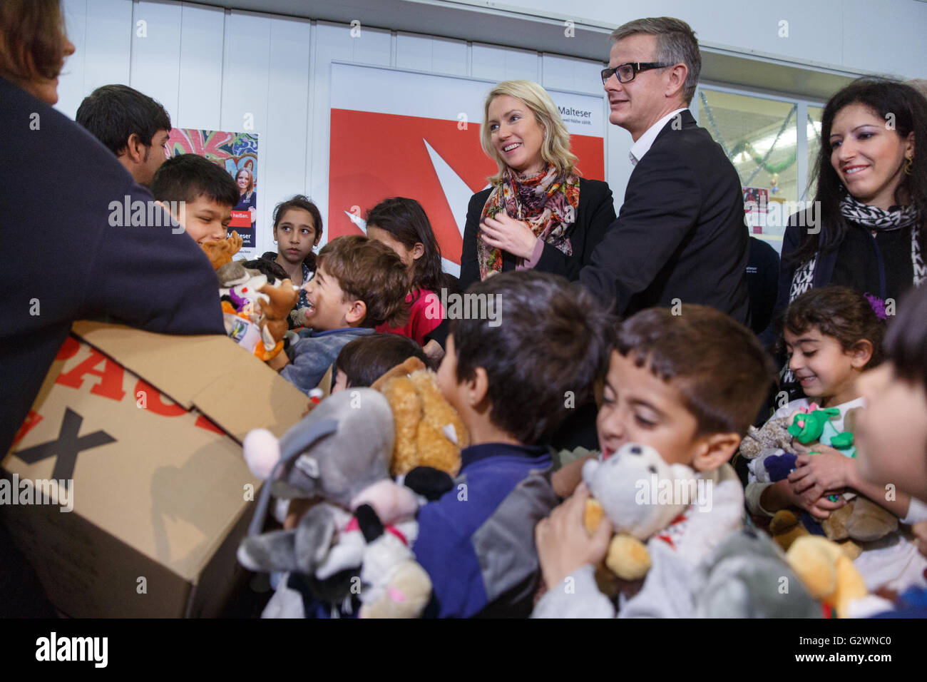 08.12.2015, Berlin, Berlin, Germania - Ministro della famiglia Manuela Schwesig (SPD) visitata presso il centro congressi di un ricovero per i rifugiati. In gestito da Malteser proprietà, circa 1.000 rifugiati registrati sono alloggiati, la maggior parte delle loro famiglie. Qui nella distribuzione di giocattoli morbidi per i 130 bambini presso l'albergo. 0DB151208D021CAROEX.JPG - non per la vendita in G E R M A N Y, A U S T R I A, S W I T Z e R L A N D [modello di rilascio: NO, la proprietà di rilascio: NO, (c) caro agenzia fotografica / Bleicker, http://www.caro-images.com, info@carofoto.pl - Qualsiasi uso di questa immagine è soggetto a royalty!] Foto Stock