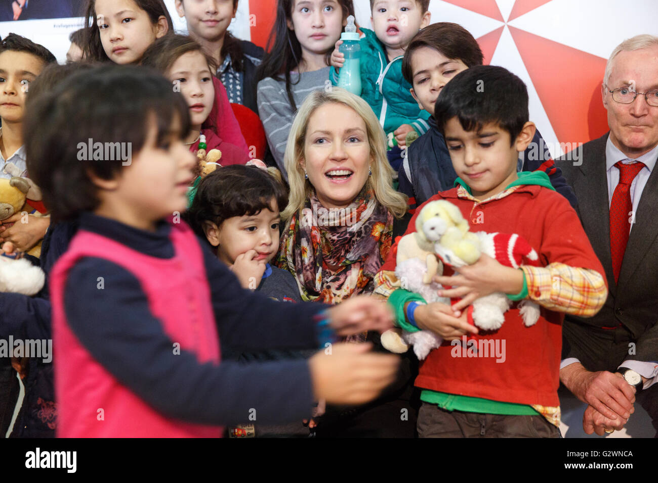 08.12.2015, Berlin, Berlin, Germania - Ministro della famiglia Manuela Schwesig (SPD) visitata presso il centro congressi di un ricovero per i rifugiati. In gestito da Malteser proprietà, circa 1.000 rifugiati registrati sono alloggiati, la maggior parte delle loro famiglie. Qui nella distribuzione di giocattoli morbidi per i 130 bambini presso l'albergo. 0DB151208D023CAROEX.JPG - non per la vendita in G E R M A N Y, A U S T R I A, S W I T Z e R L A N D [modello di rilascio: NO, la proprietà di rilascio: NO, (c) caro agenzia fotografica / Bleicker, http://www.caro-images.com, info@carofoto.pl - Qualsiasi uso di questa immagine è soggetto a royalty!] Foto Stock