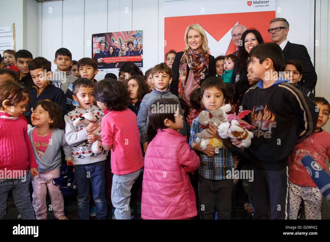 08.12.2015, Berlin, Berlin, Germania - Ministro della famiglia Manuela Schwesig (SPD) visitata presso il centro congressi di un ricovero per i rifugiati. In gestito da Malteser proprietà, circa 1.000 rifugiati registrati sono alloggiati, la maggior parte delle loro famiglie. Qui nella distribuzione di giocattoli morbidi per i 130 bambini presso l'albergo. 0DB151208D026CAROEX.JPG - non per la vendita in G E R M A N Y, A U S T R I A, S W I T Z e R L A N D [modello di rilascio: NO, la proprietà di rilascio: NO, (c) caro agenzia fotografica / Bleicker, http://www.caro-images.com, info@carofoto.pl - Qualsiasi uso di questa immagine è soggetto a royalty!] Foto Stock